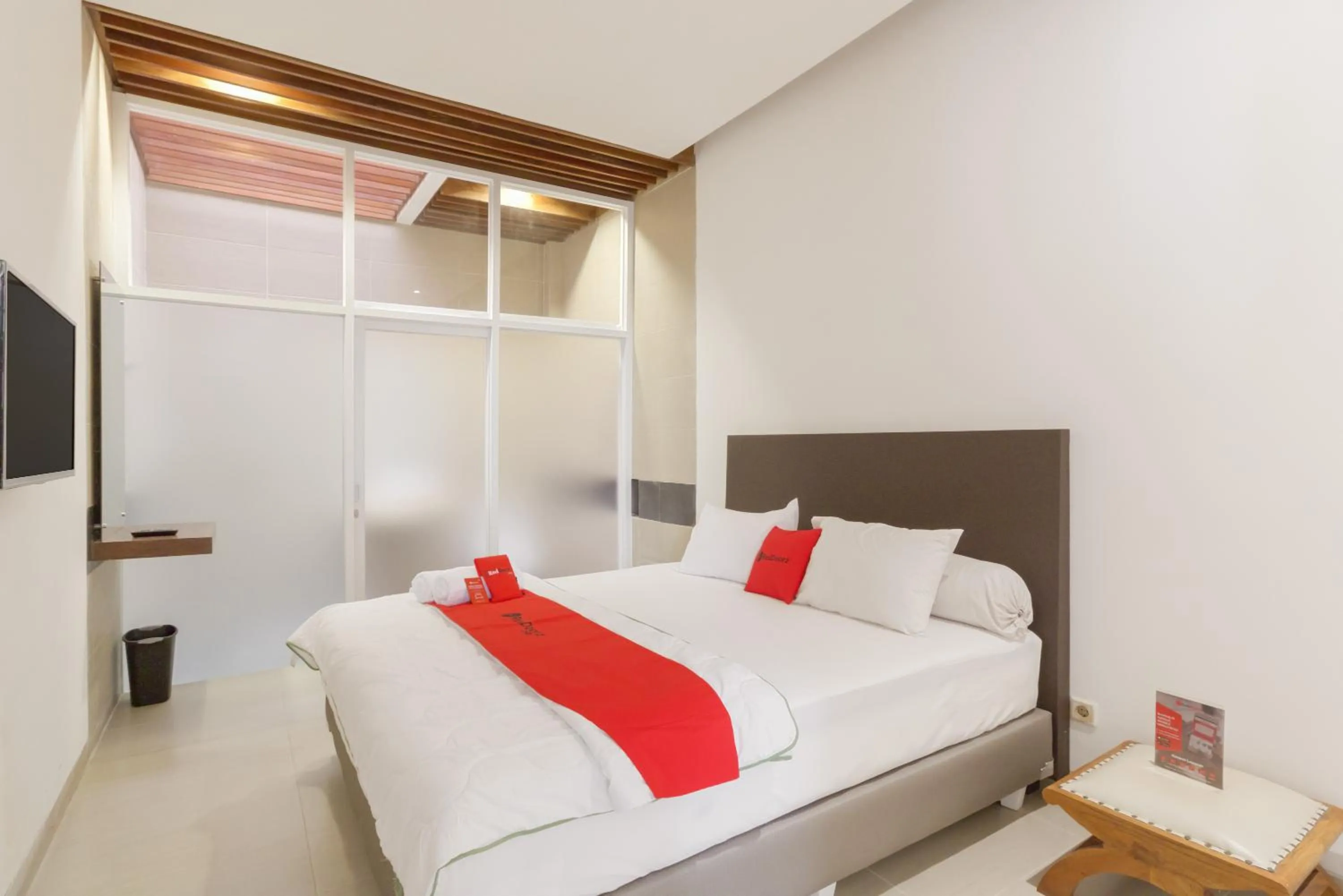 Bedroom, Bed in RedDoorz Plus @ Demangan Gejayan