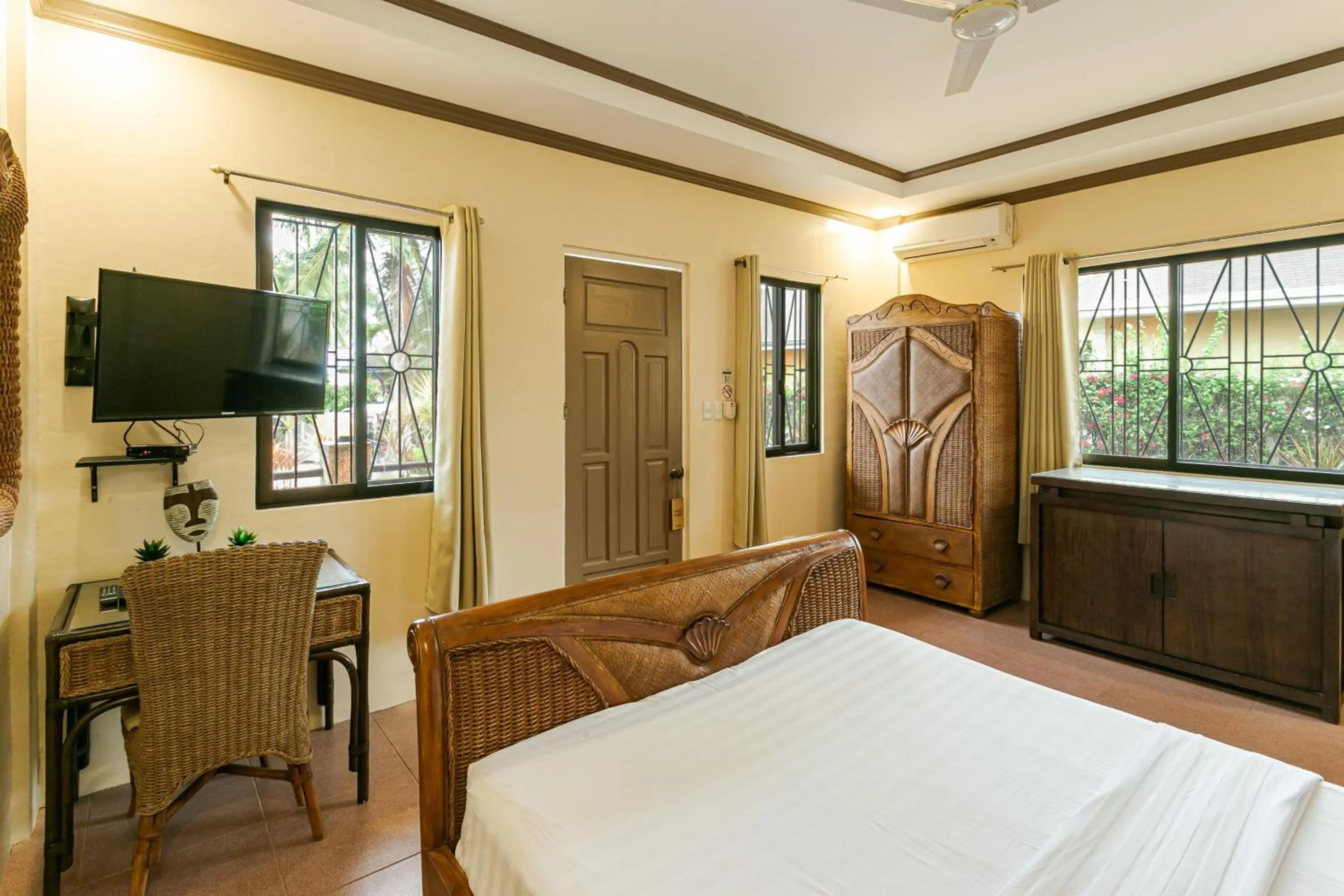 Bedroom, Bed in Turtle Bay Dive Resort