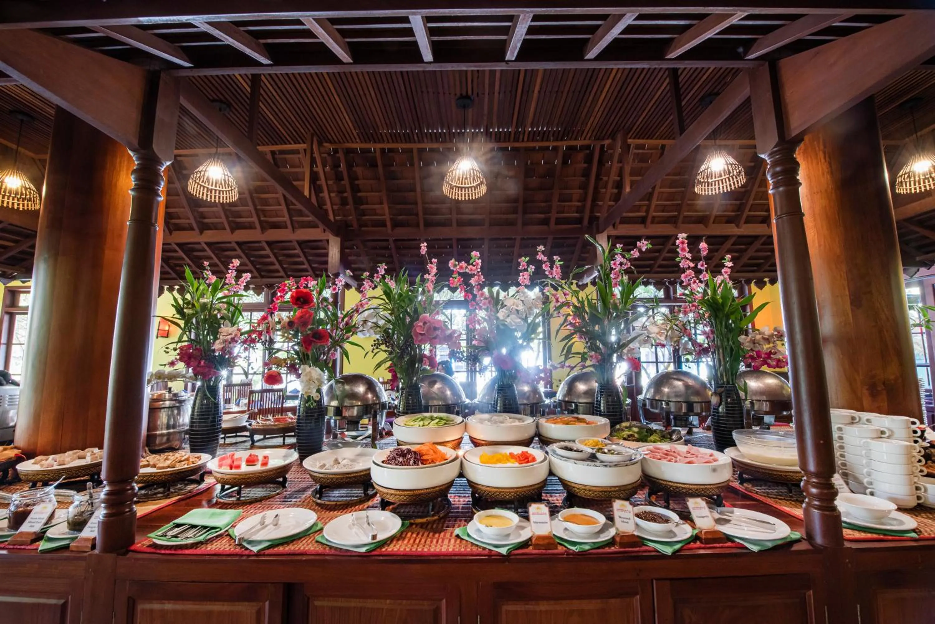 Restaurant/places to eat in Royal Crown Hotel & Spa