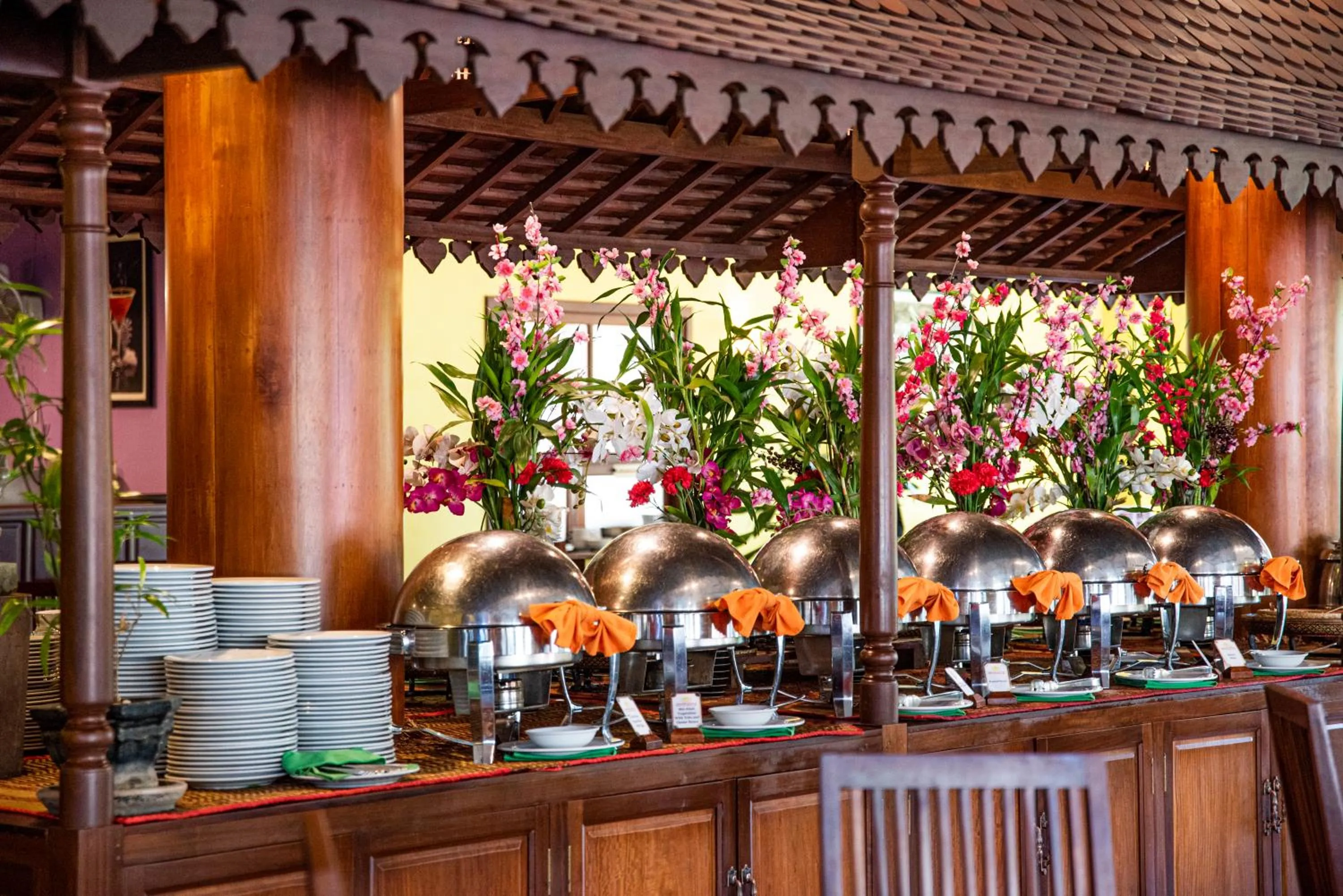 Restaurant/places to eat in Royal Crown Hotel & Spa