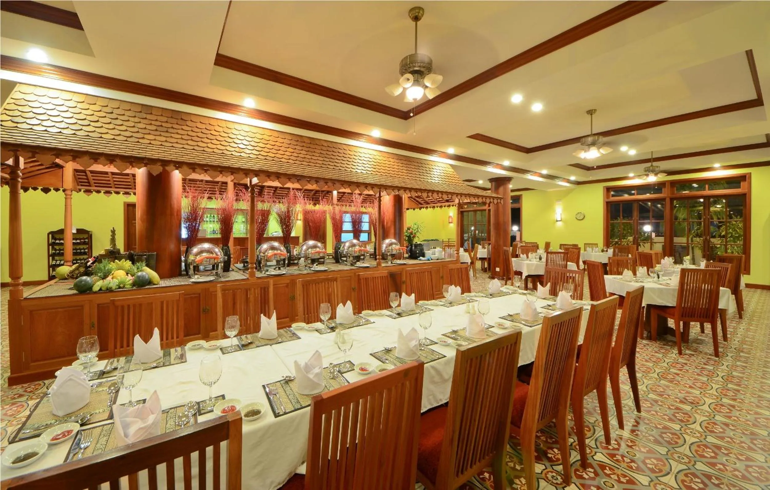 Restaurant/places to eat in Royal Crown Hotel & Spa