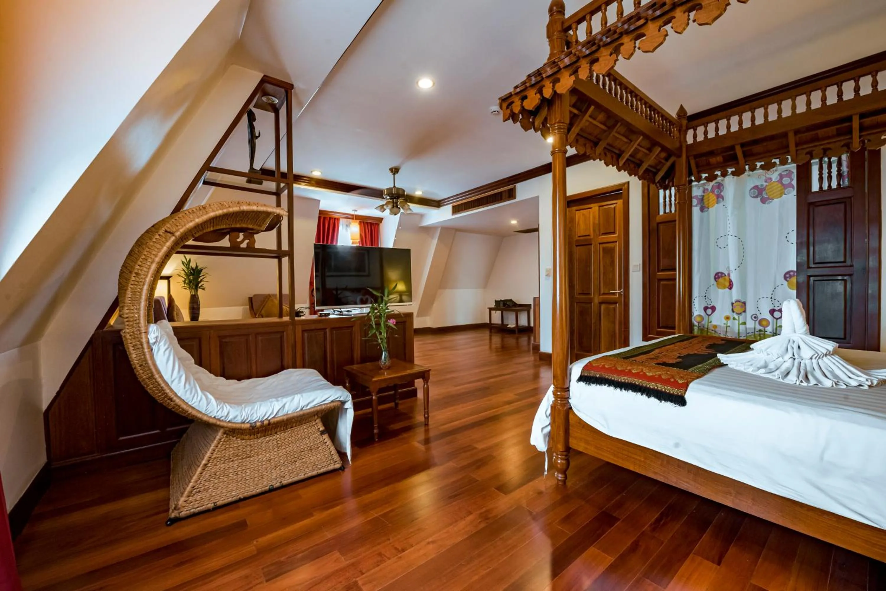 Bedroom, Bed in Royal Crown Hotel & Spa