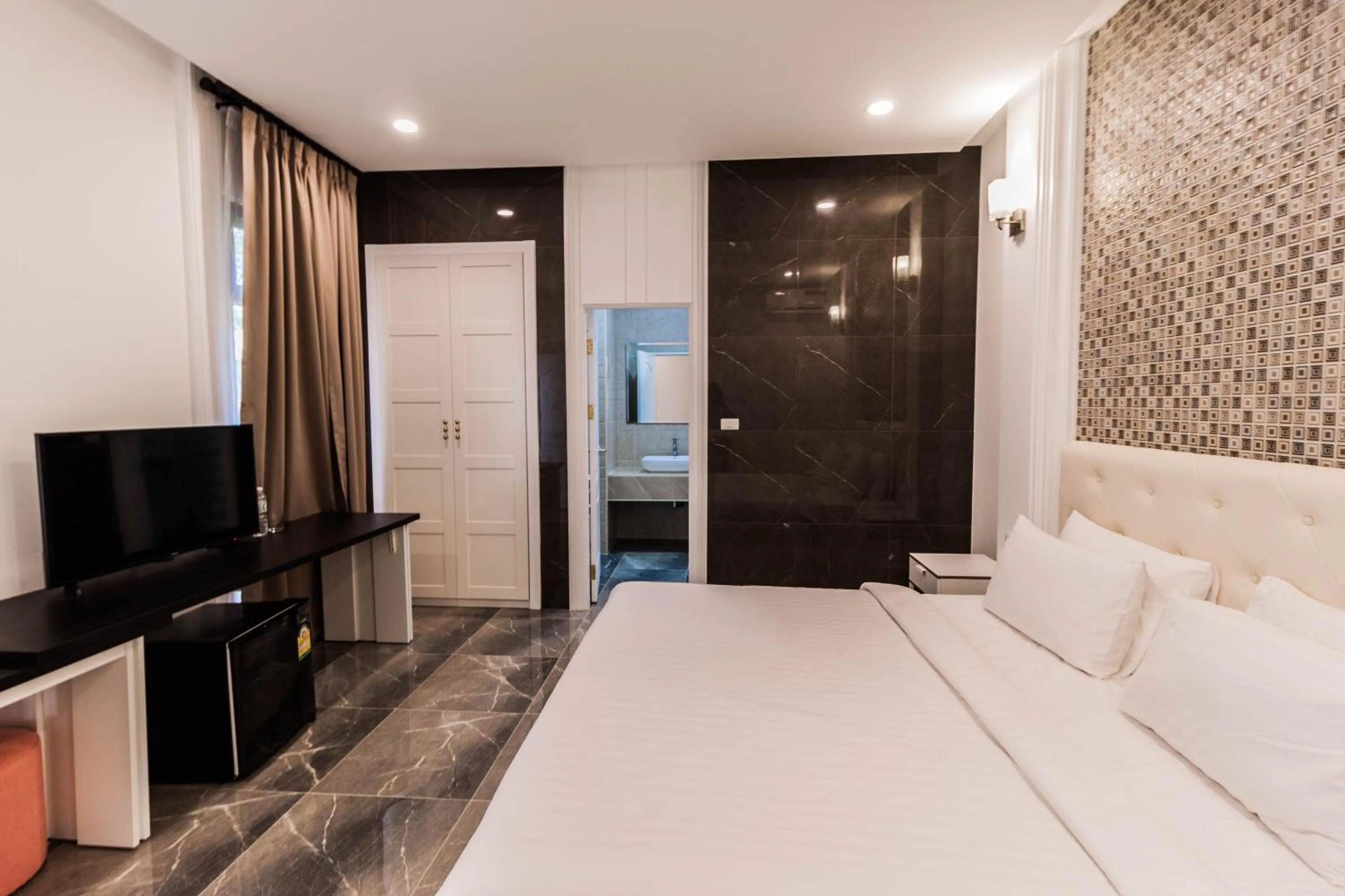 Bed in Top Pool Villa B5