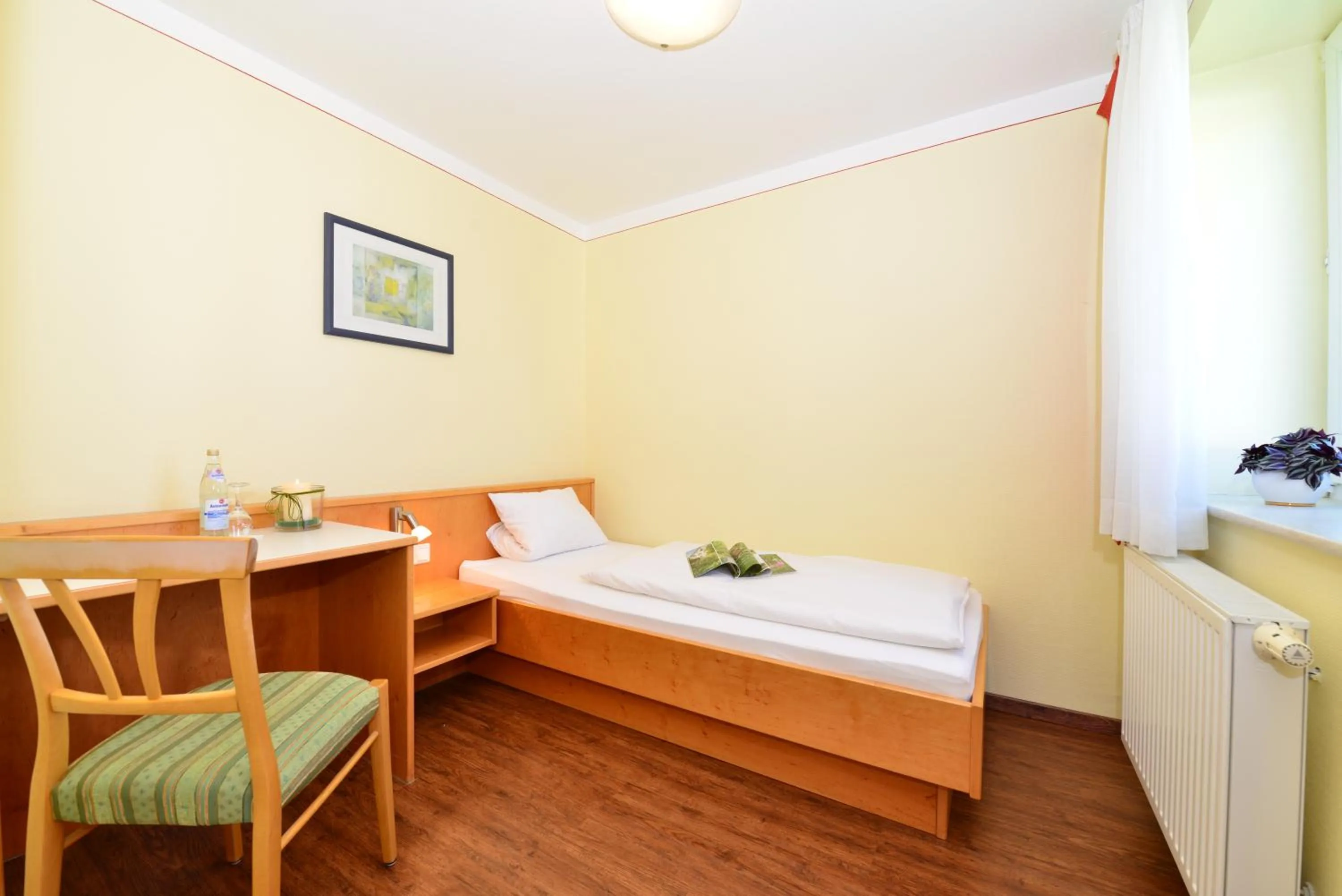 Photo of the whole room, Bed in Autenrieder Gästehaus Schlossbräu