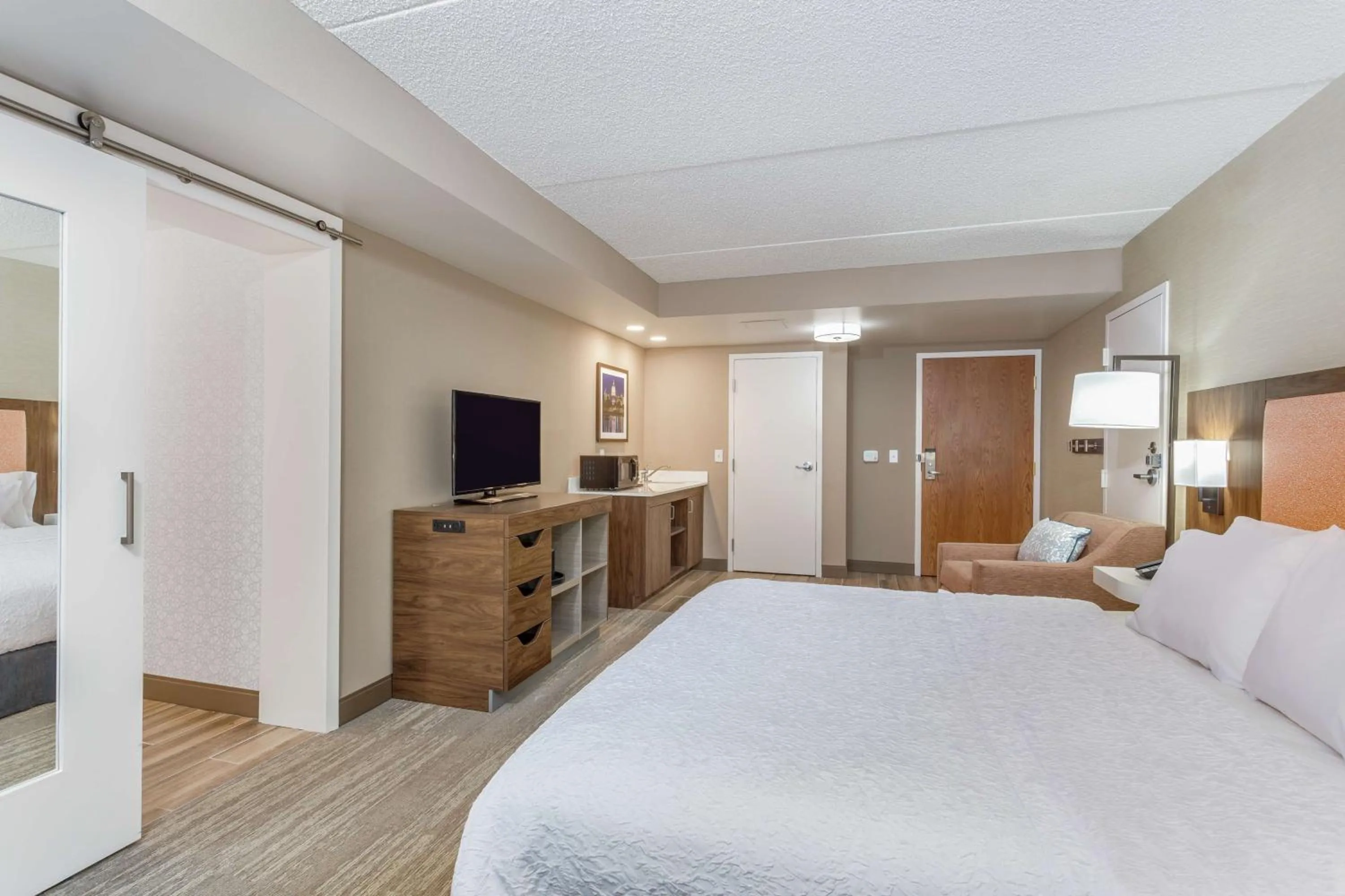 Living room, Bed in Hampton Inn Harrisburg-East/Hershey