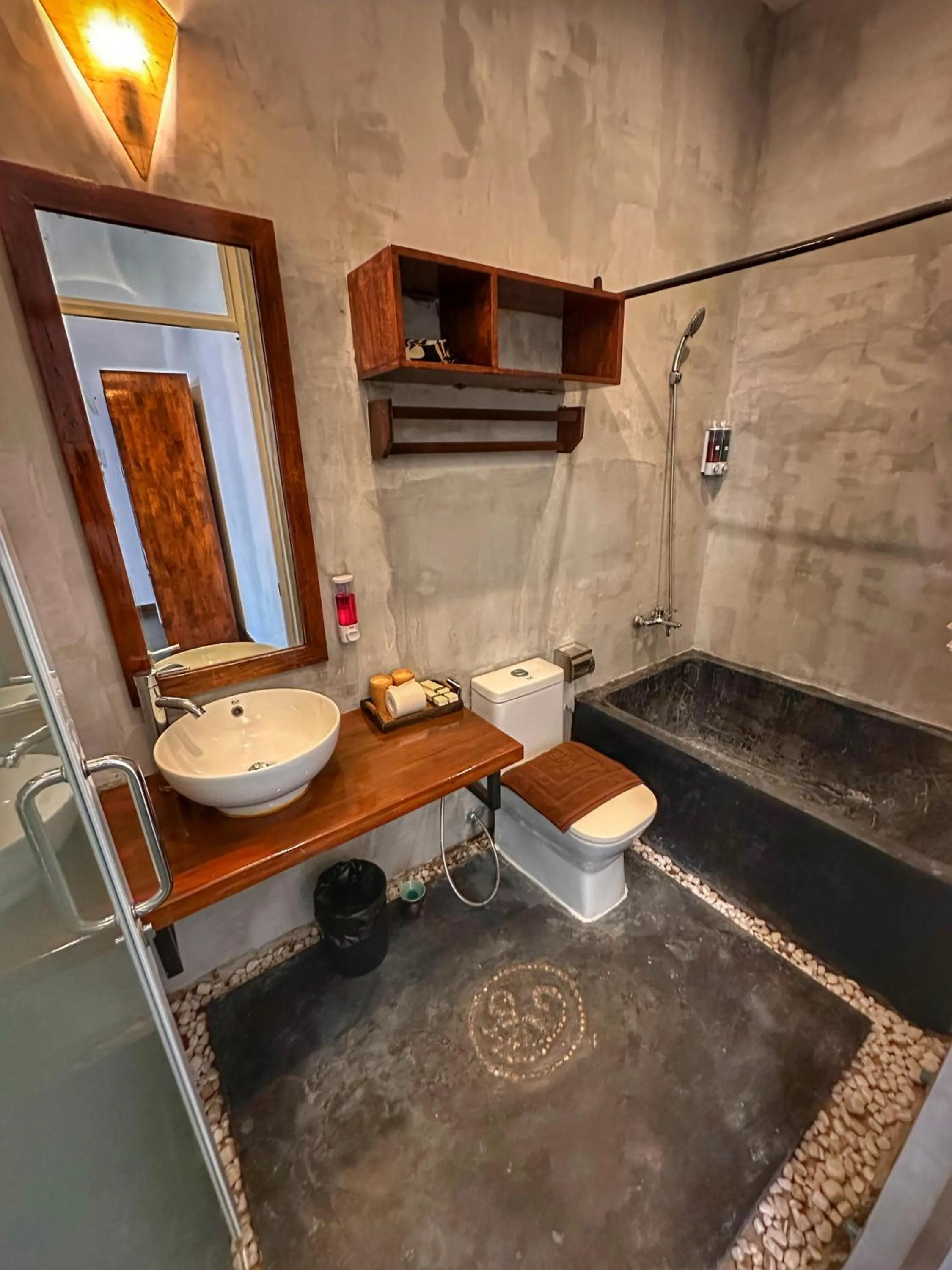 Toilet in Monsoon Riverside Hotel