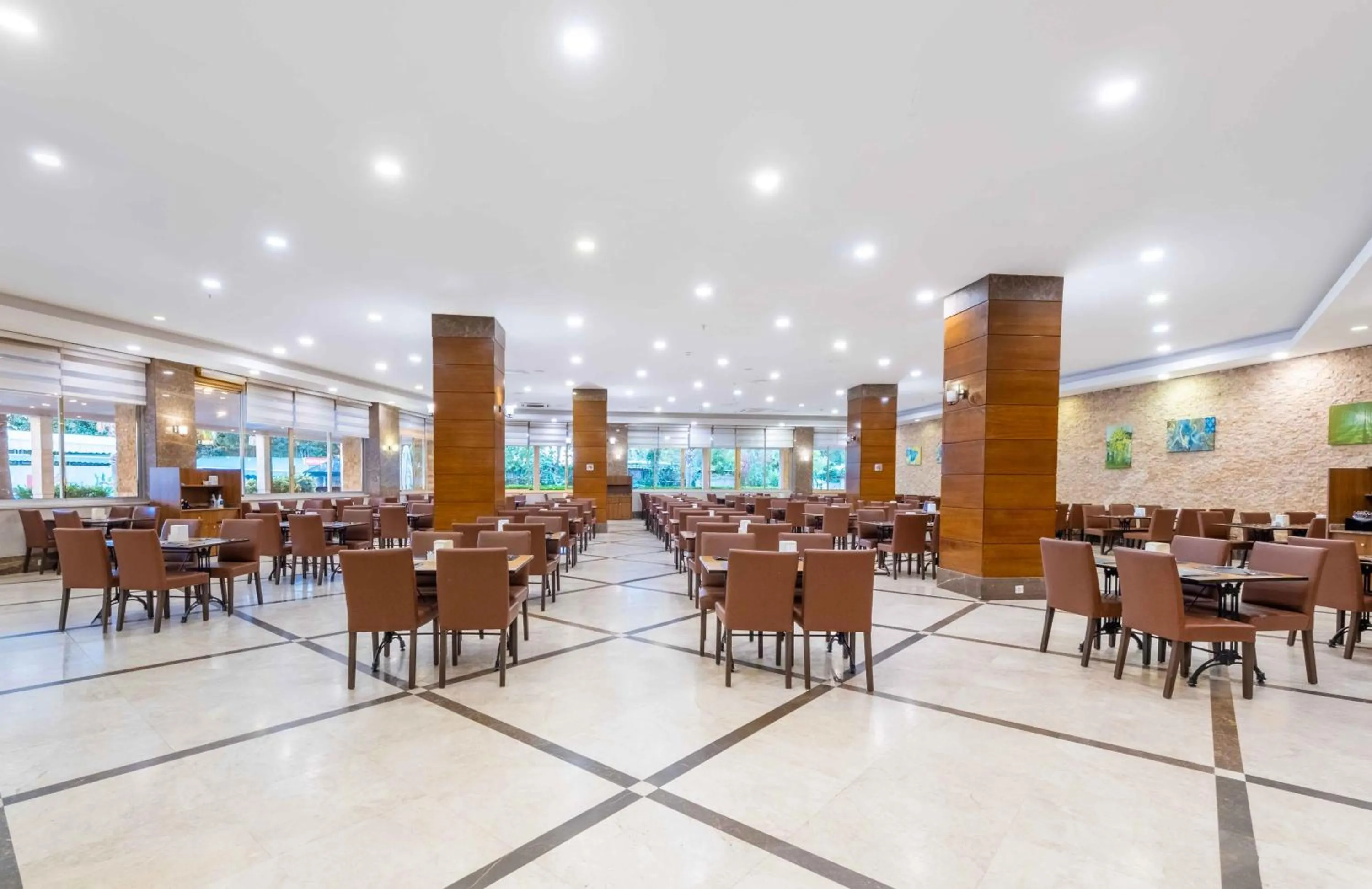 Restaurant/places to eat in Ramada Resort Side