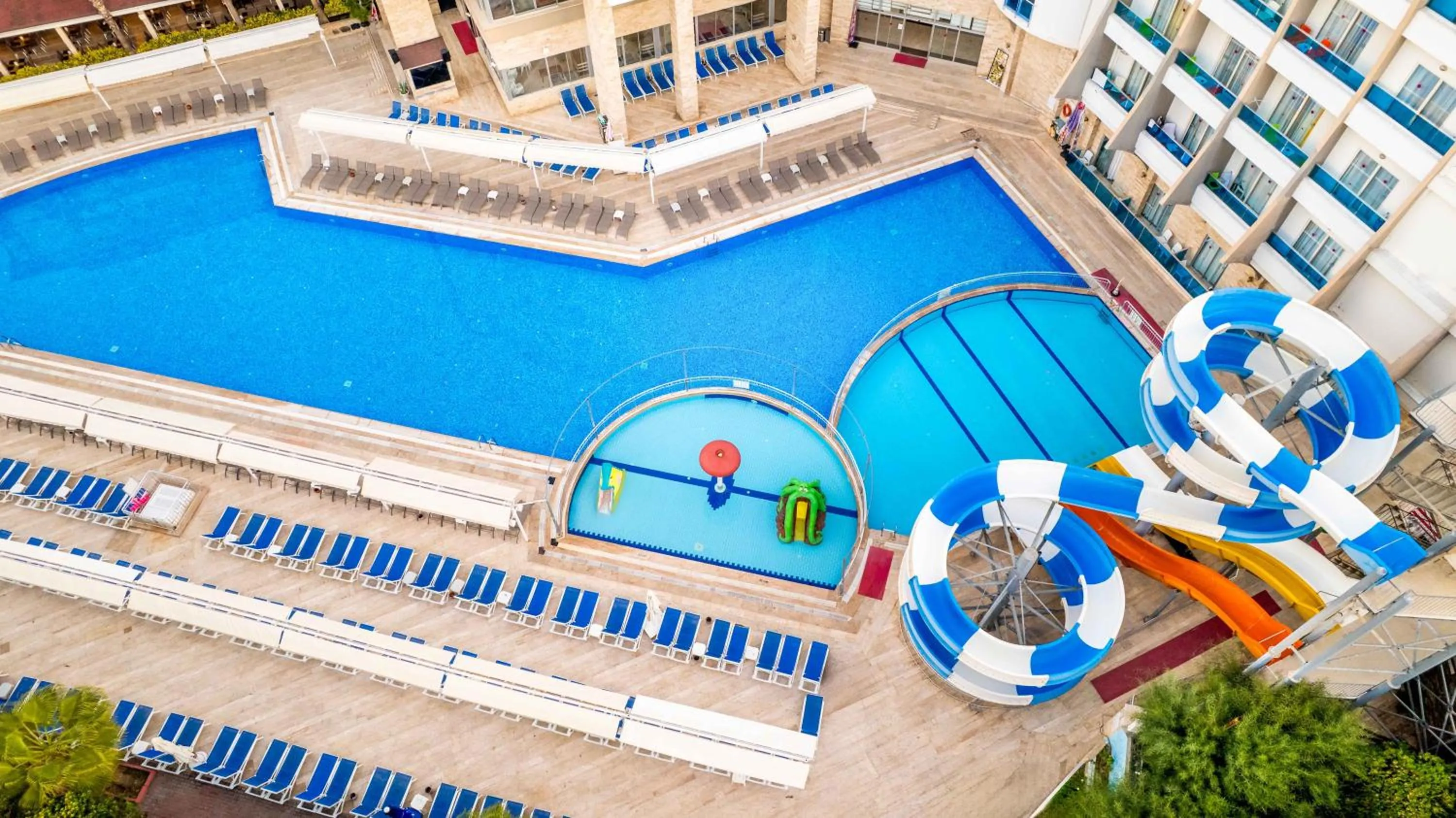 Swimming pool in Ramada Resort Side