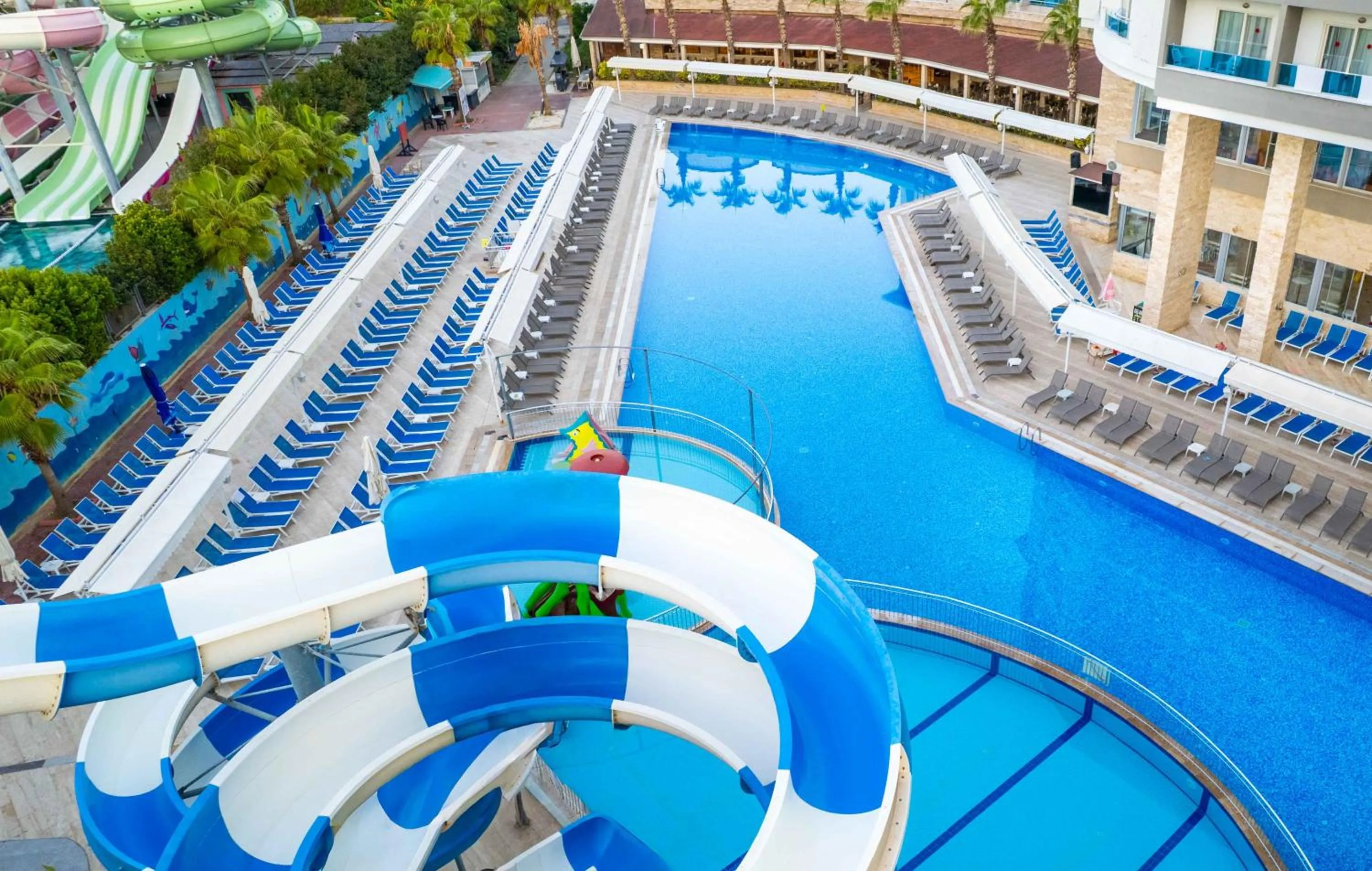 Swimming pool in Ramada Resort Side