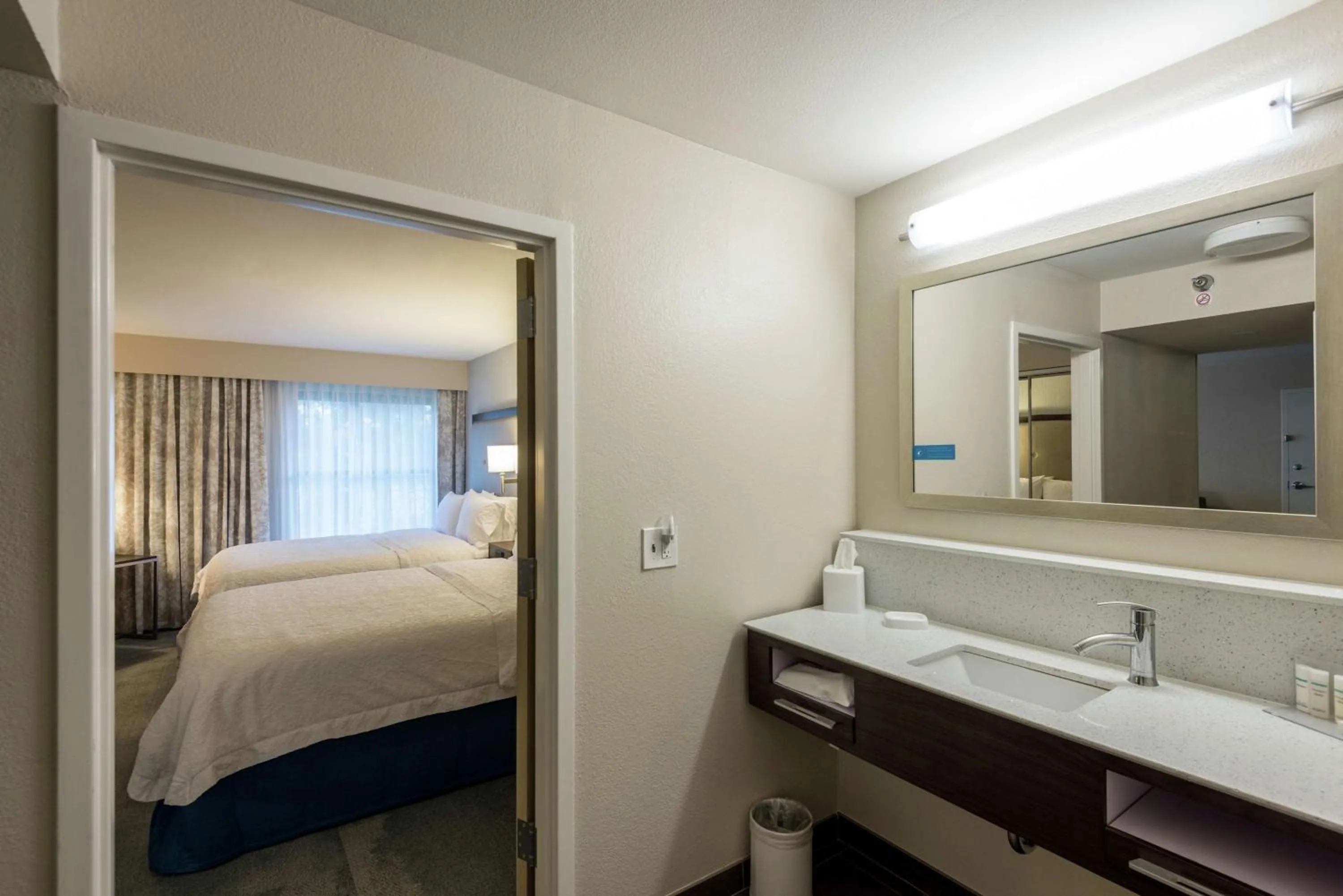 Bathroom, Bed in Hampton Inn & Suites Jackson Coliseum