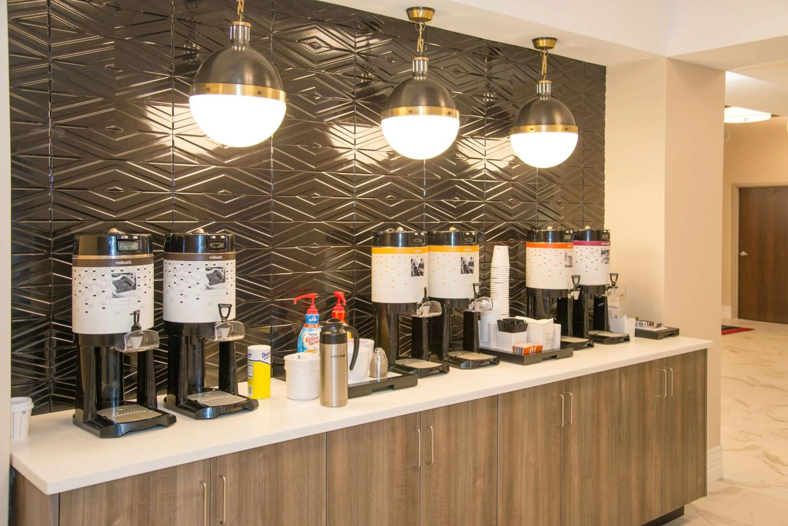 Dining area in Hampton Inn & Suites Jackson Coliseum