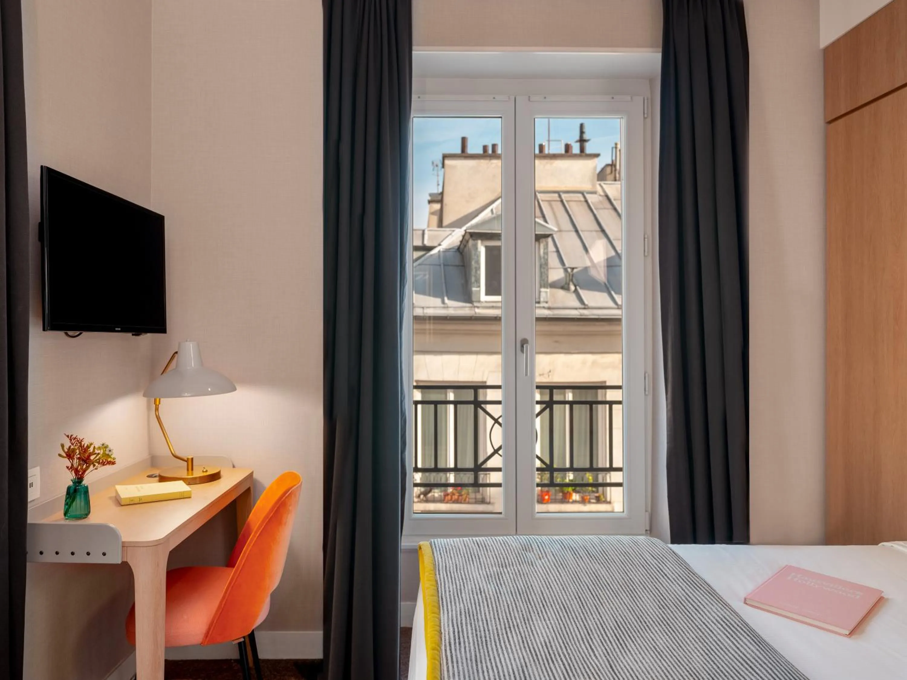 View (from property/room), Bed in Hotel Le Mareuil