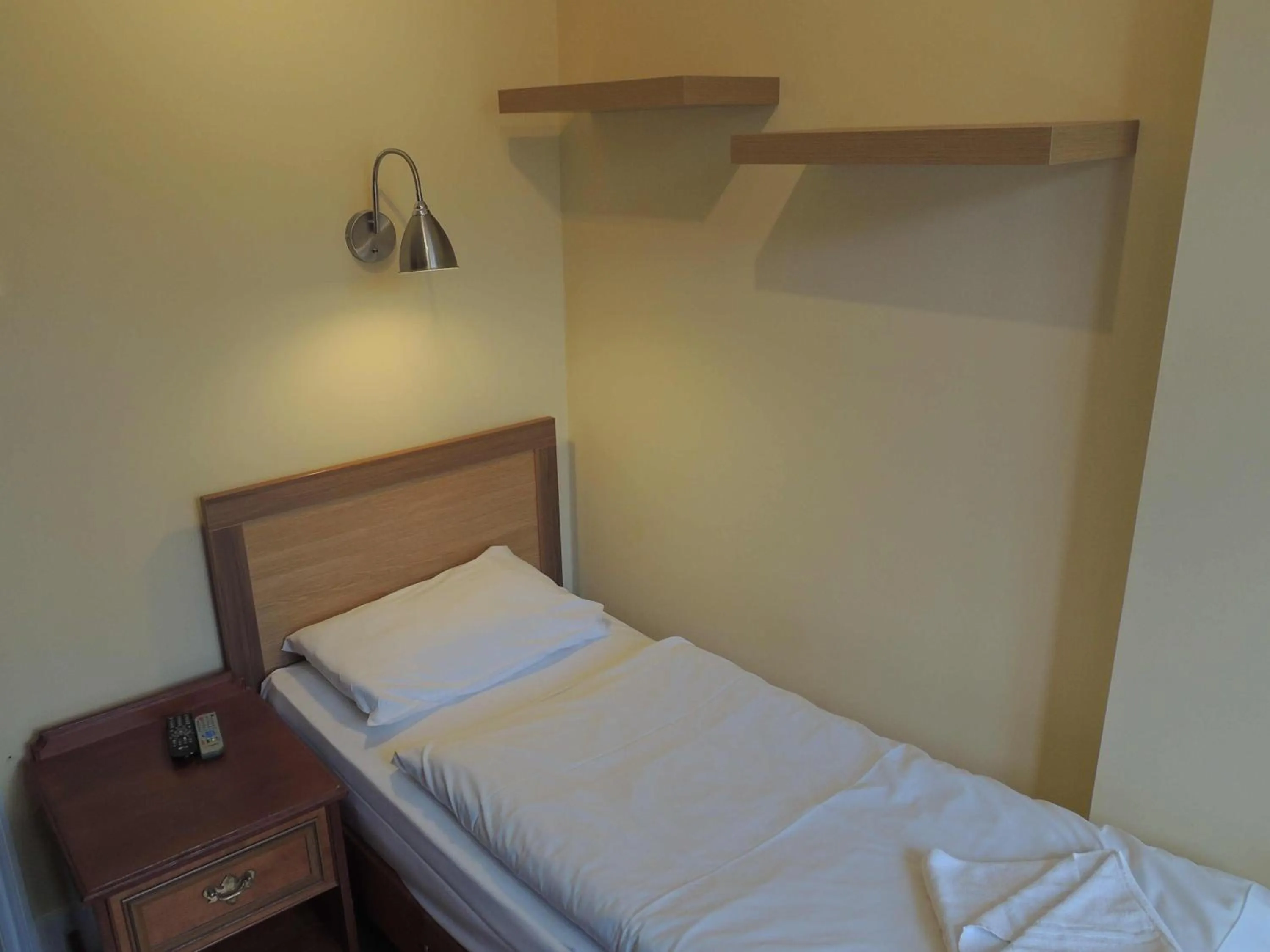 Bedroom, Bed in Dolphin Inn - The Lodge