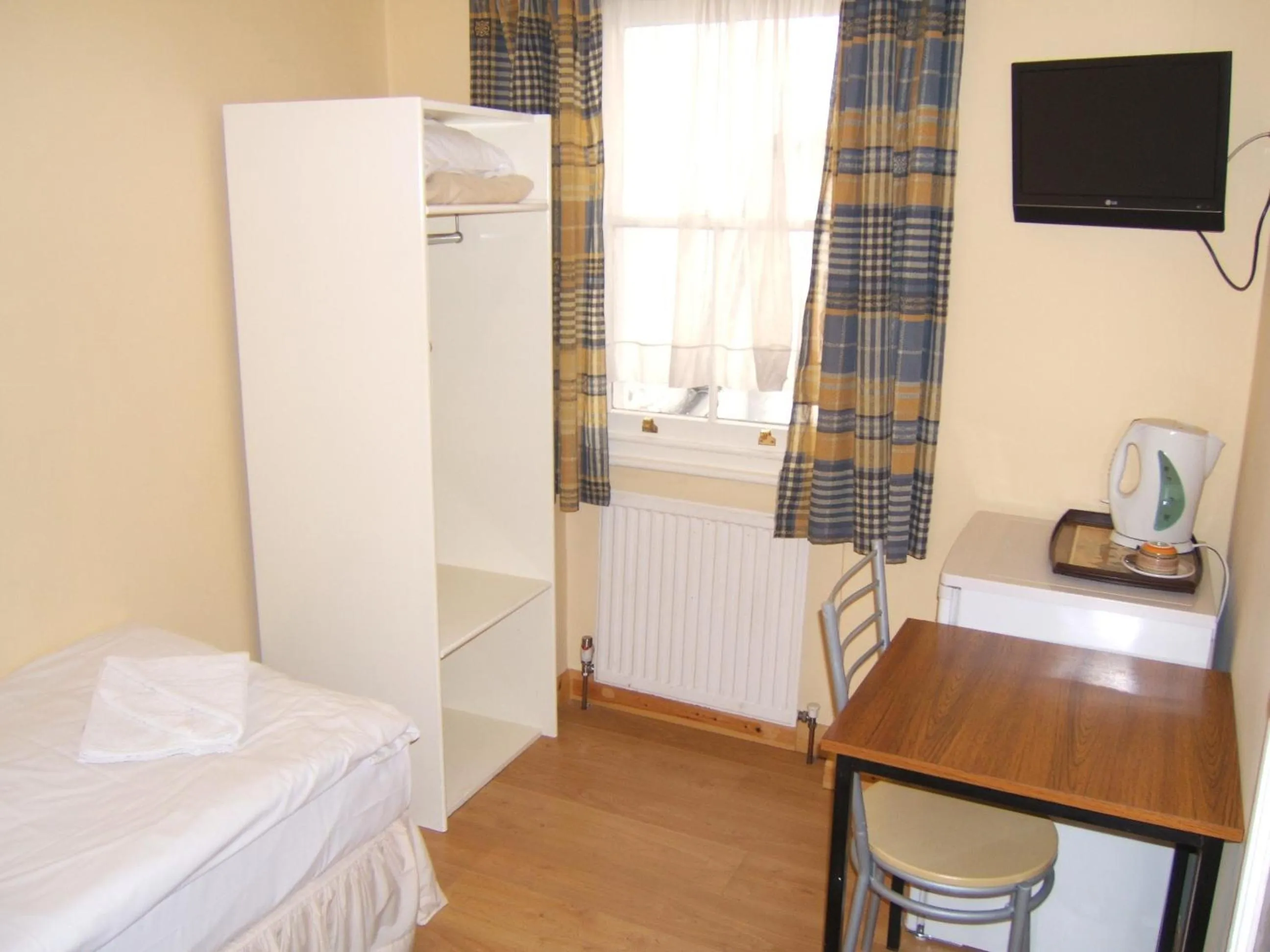 Bedroom, Bed in Dolphin Inn - The Lodge