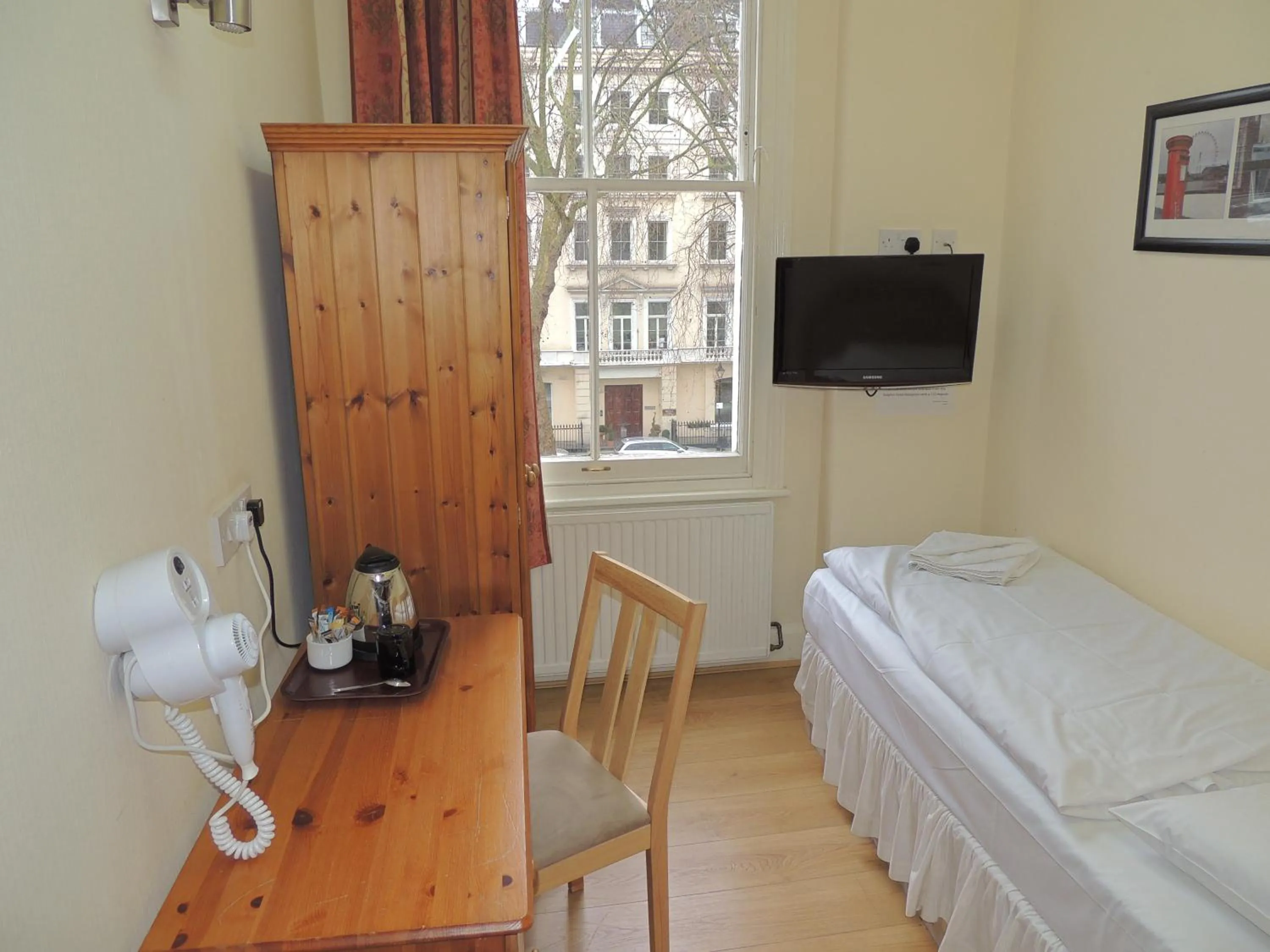 Coffee/tea facilities, Bed in Dolphin Inn - The Lodge