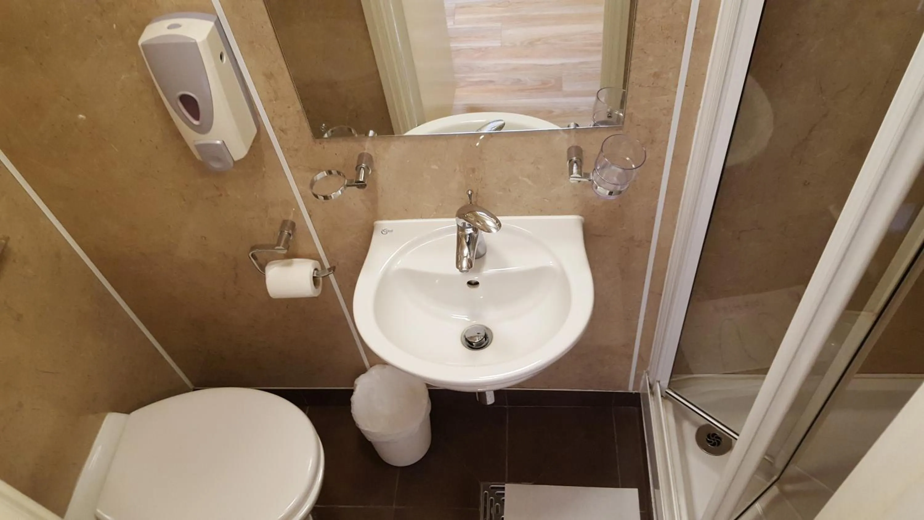 Shower in Dolphin Inn - The Lodge