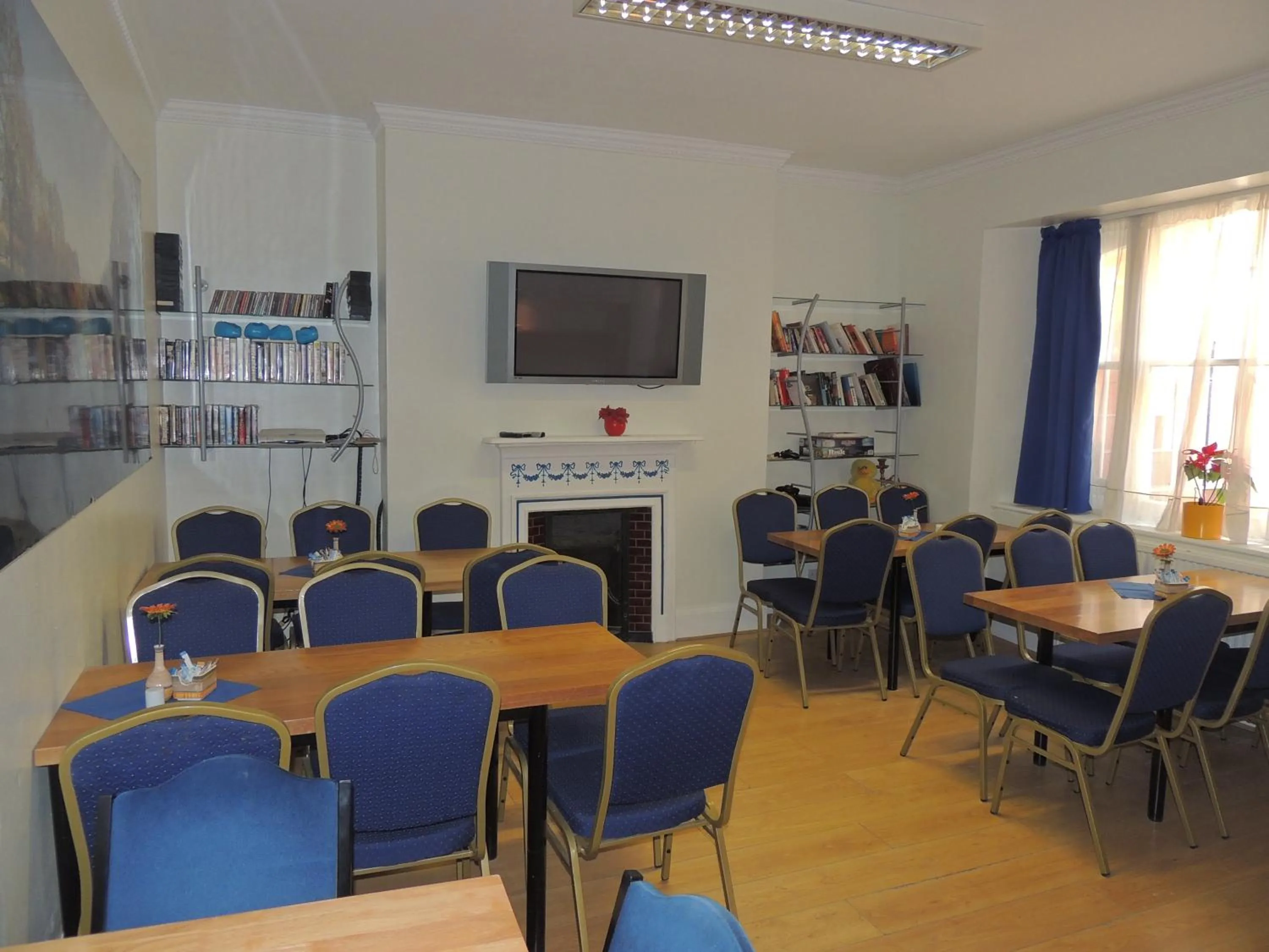 Communal lounge/ TV room in Dolphin Inn - The Lodge