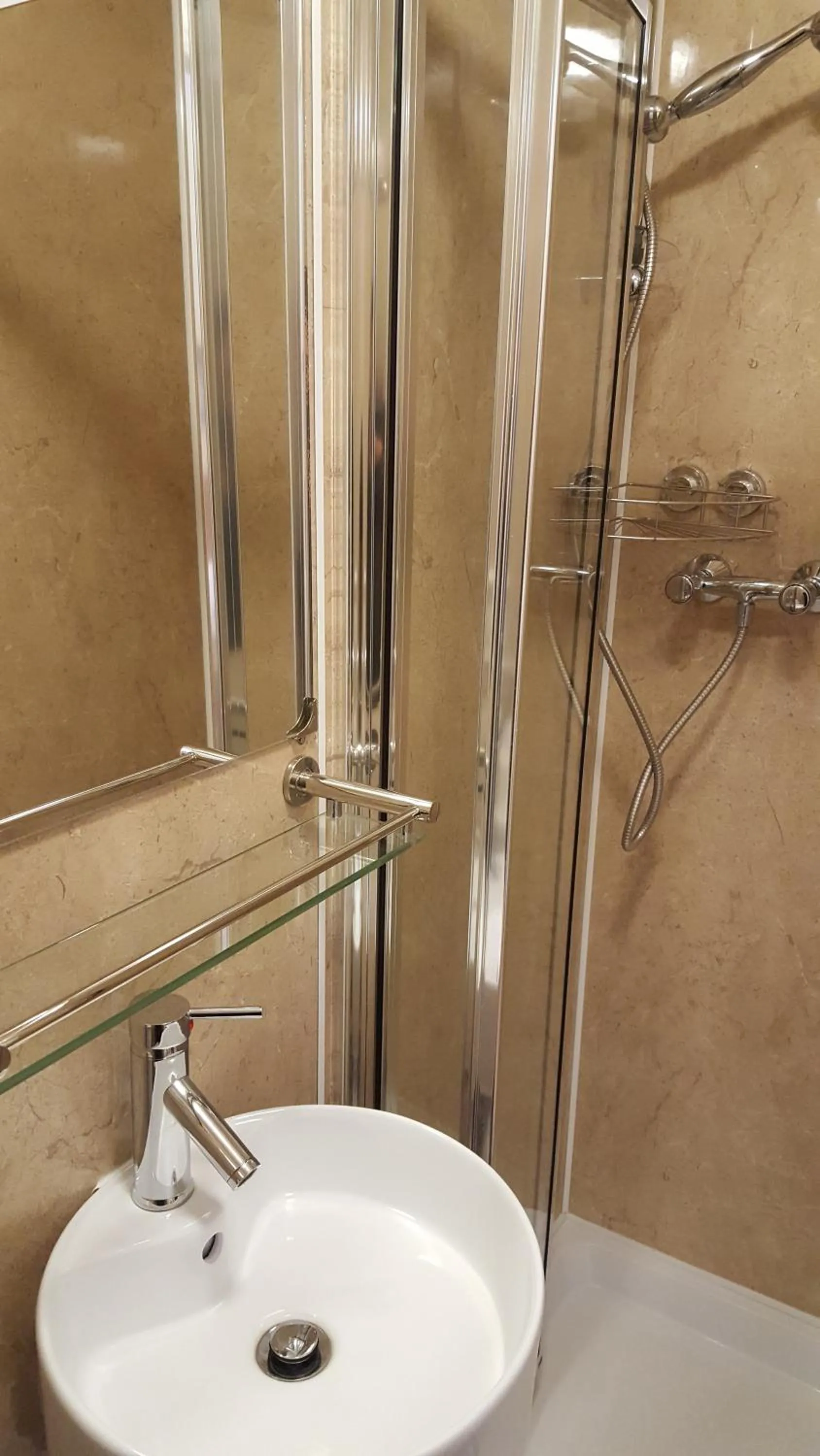 Shower in Dolphin Inn - The Lodge