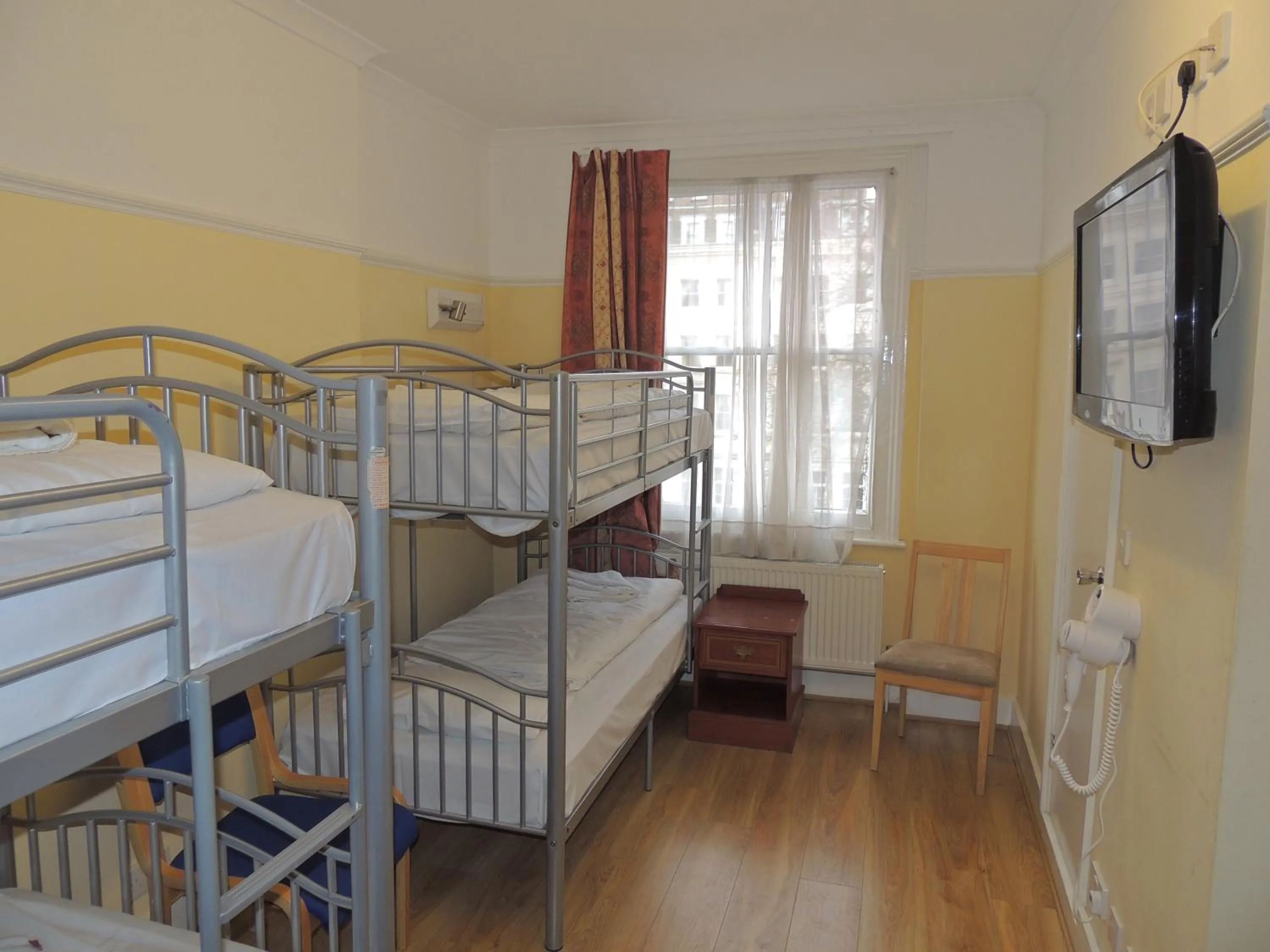 Bedroom, Bed in Dolphin Inn - The Lodge