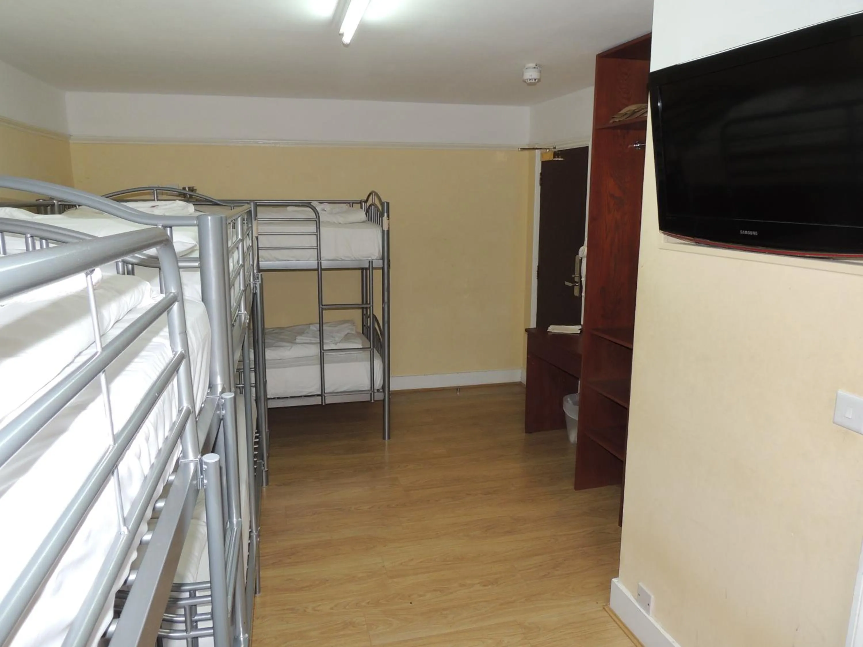 Bedroom, Bed in Dolphin Inn - The Lodge