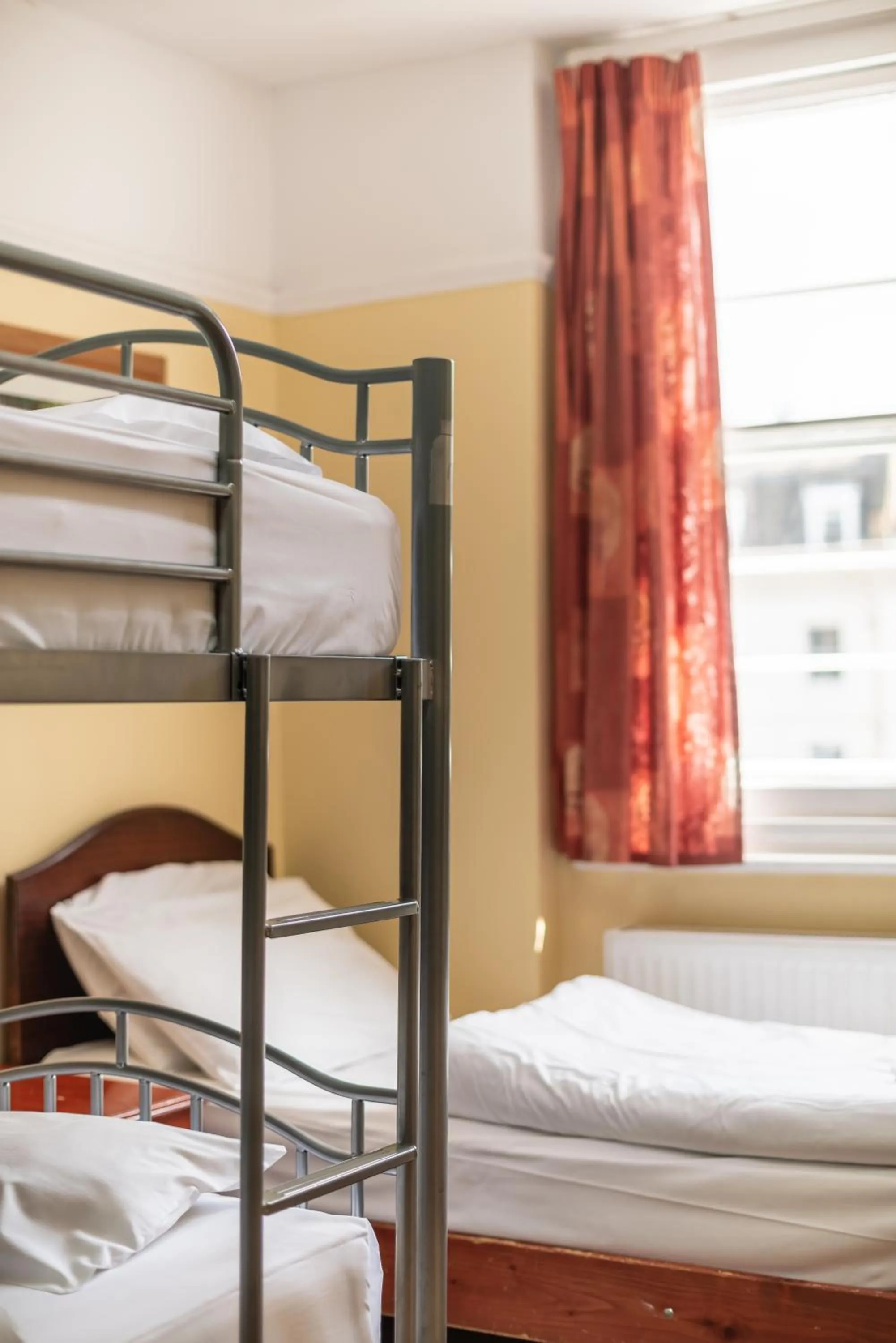 Bed in Dolphin Inn - The Lodge