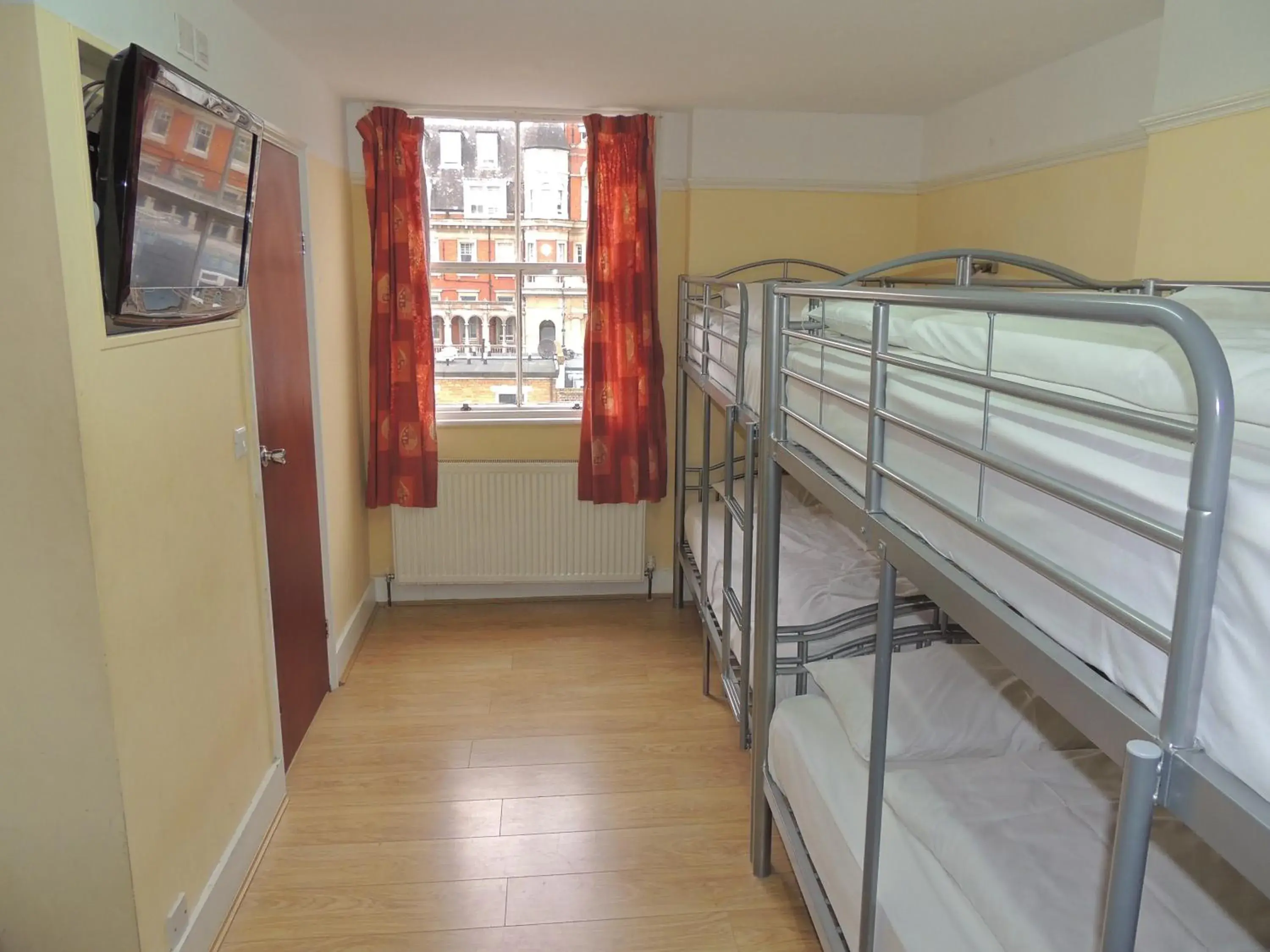 Quadruple Room with Private Bathroom in Dolphin Inn - The Lodge Quadruple Room with Private Bathroom in Dolphin Inn - The Lodge