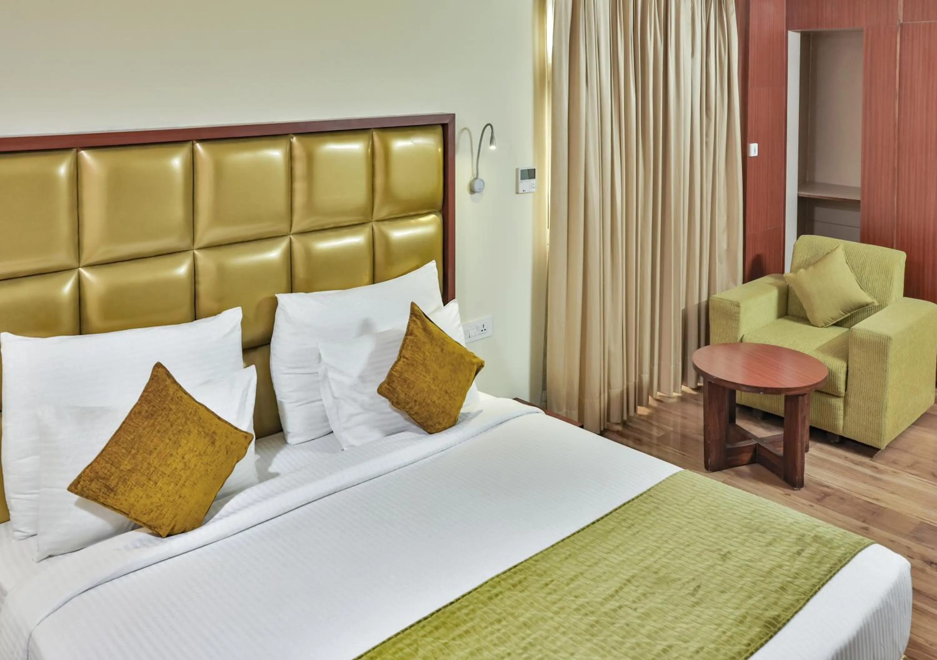 Seating area, Bed in Hotel Cama