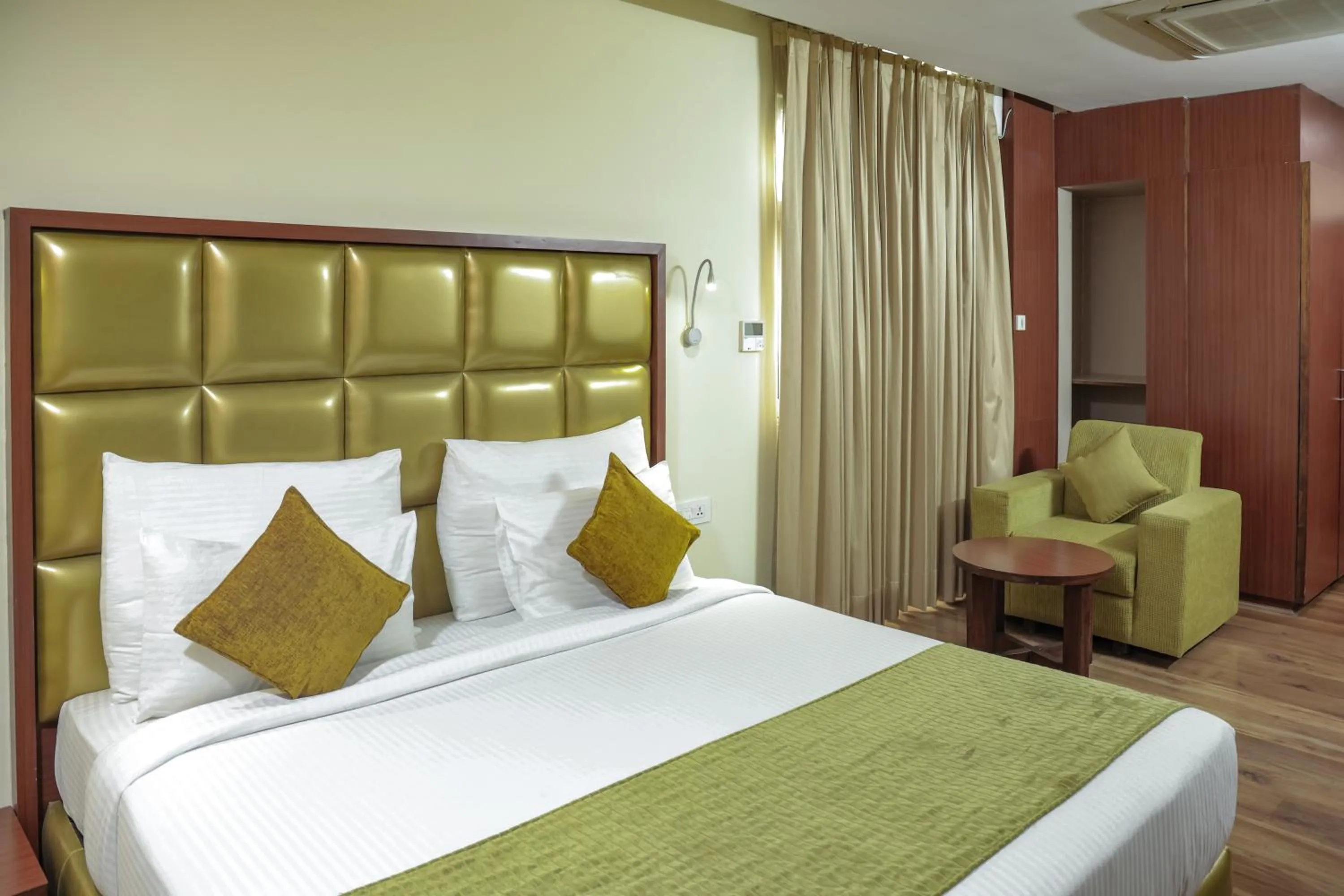 Seating area, Bed in Hotel Cama