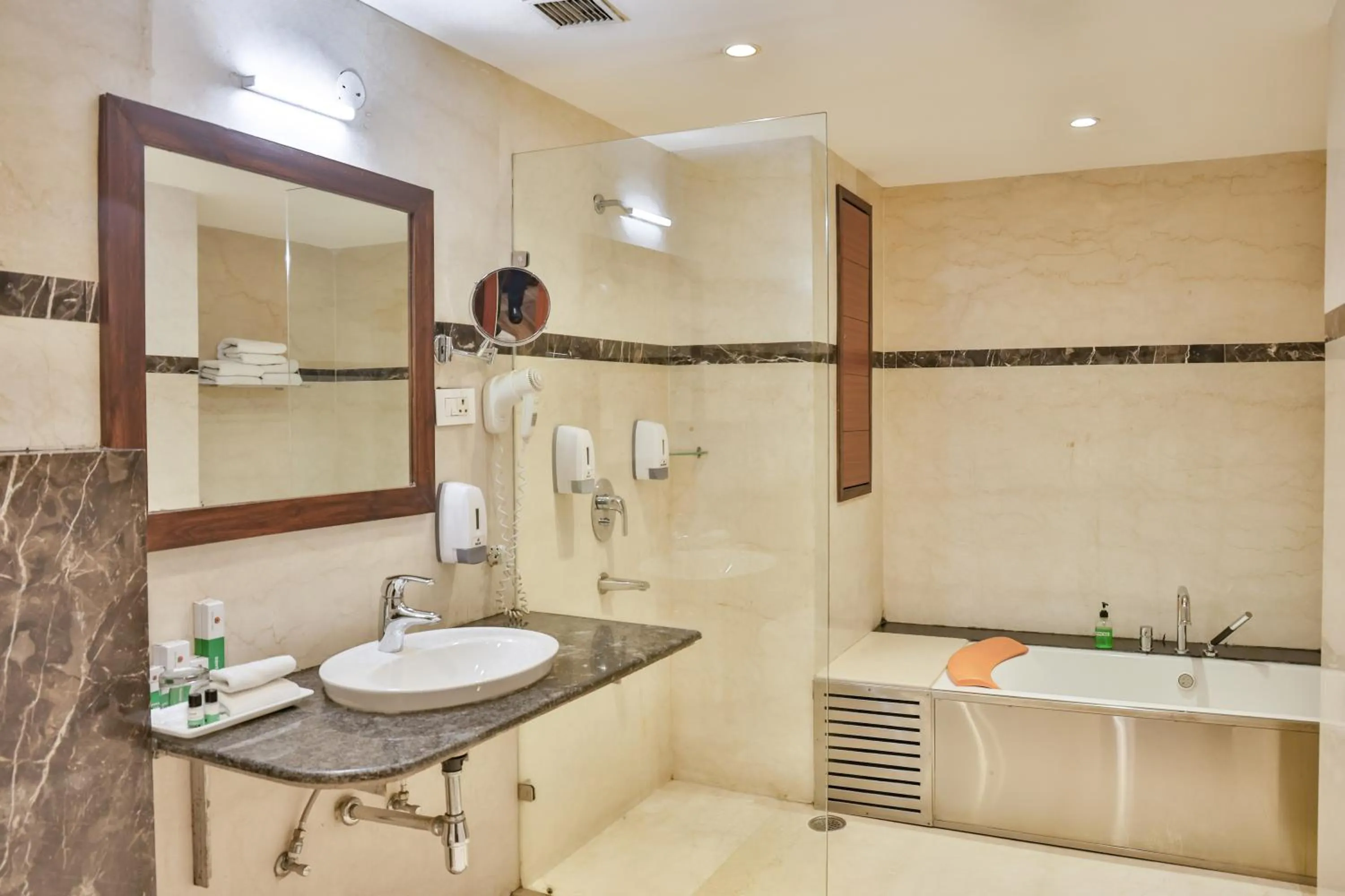 Shower in Hotel Cama