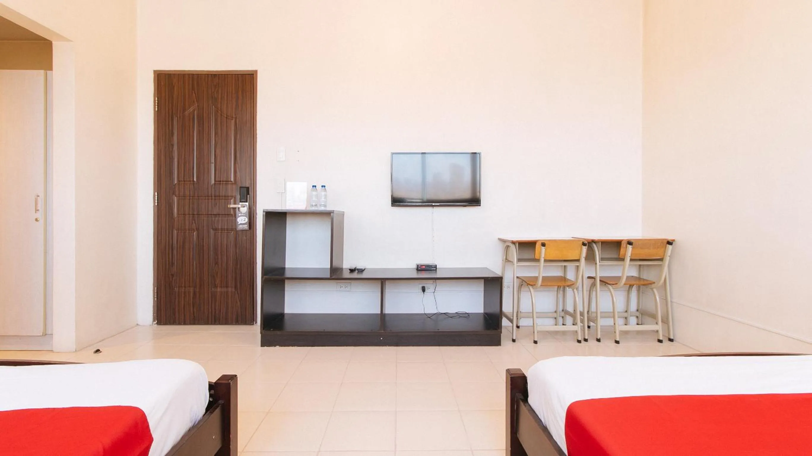 TV and multimedia, Bed in RedDoorz Plus @ E Rodriguez Corner Banawe