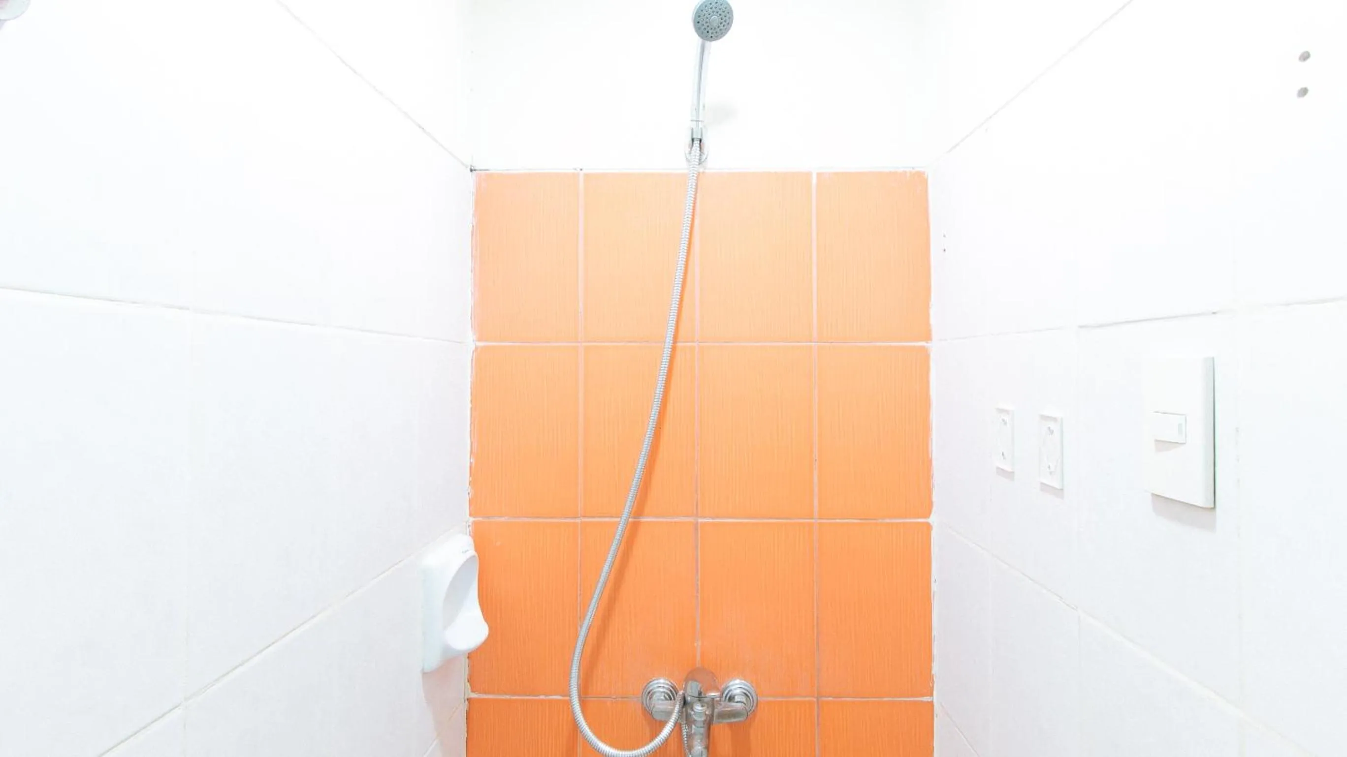 Shower in RedDoorz Plus @ E Rodriguez Corner Banawe