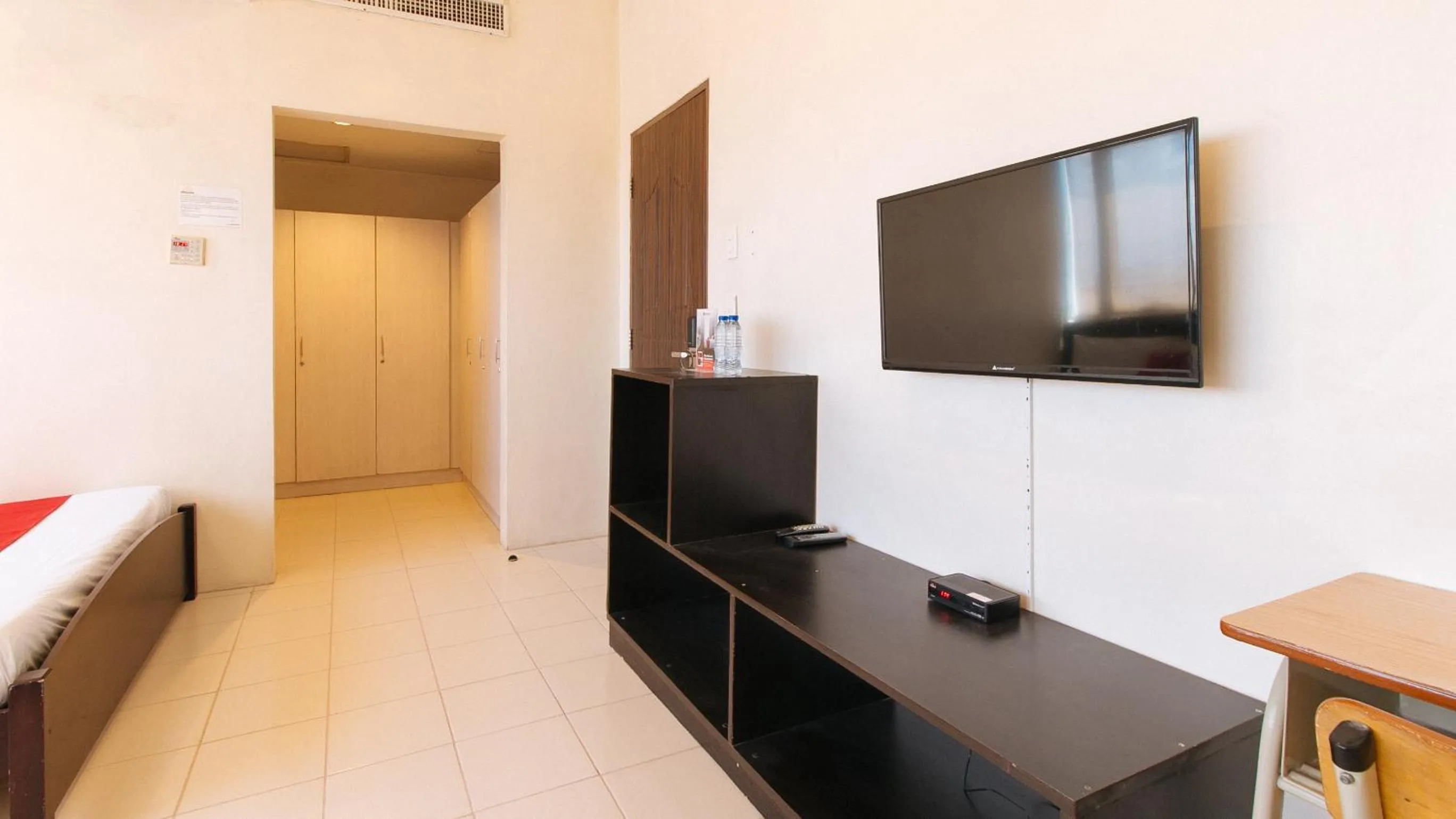 TV and multimedia in RedDoorz Plus @ E Rodriguez Corner Banawe