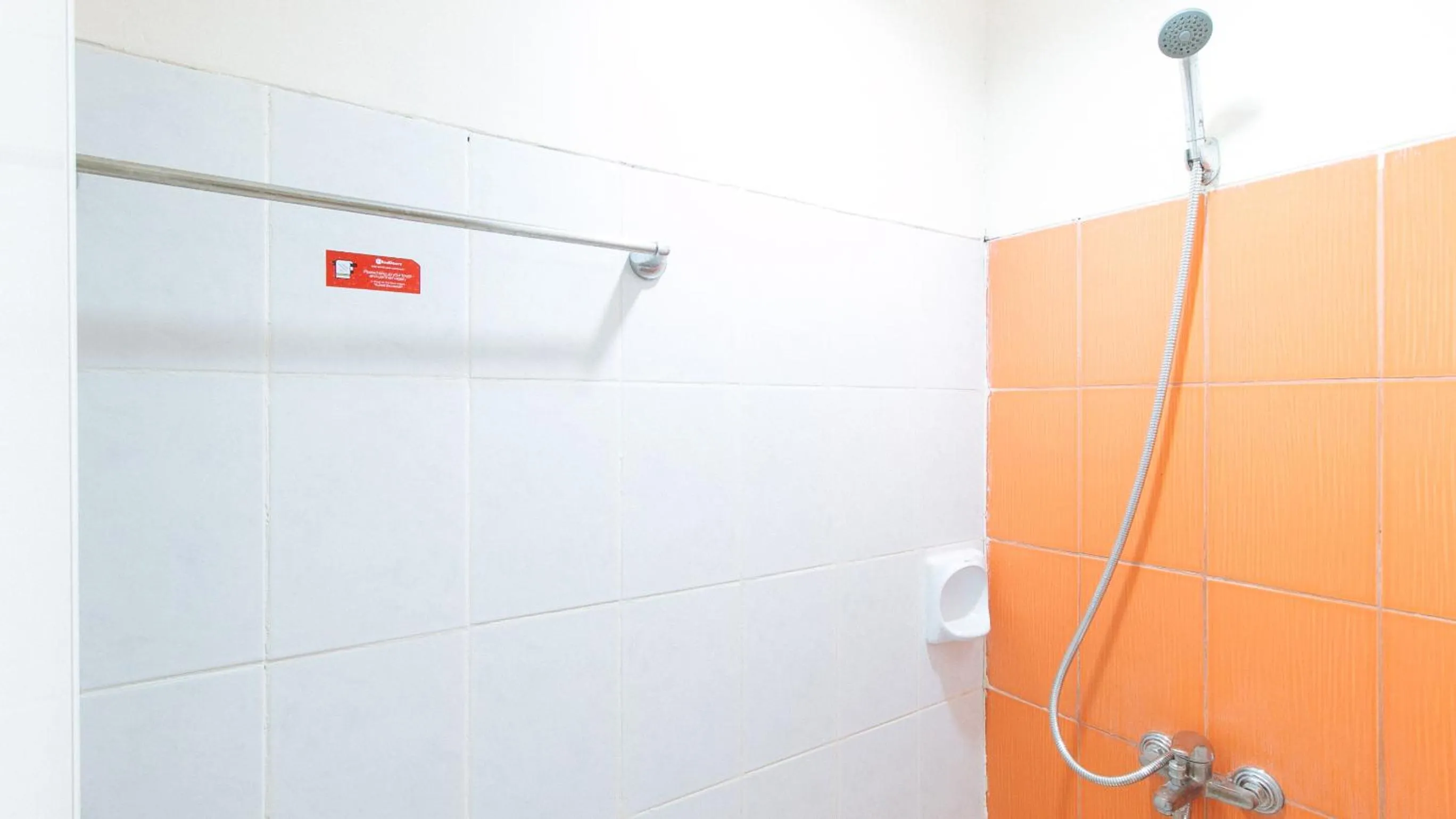 Shower in RedDoorz Plus @ E Rodriguez Corner Banawe