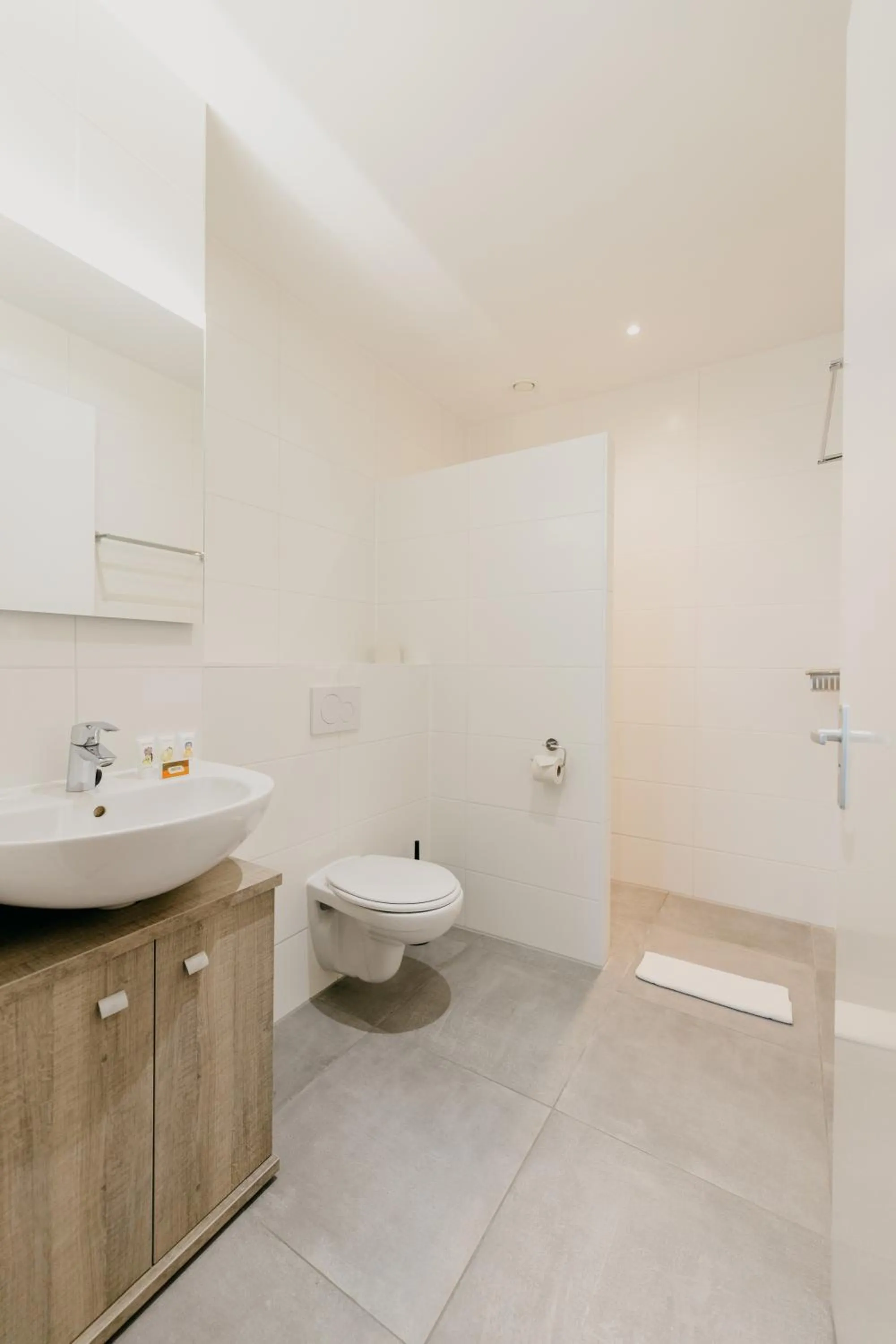 Shower in Amsterdam ID Aparthotel