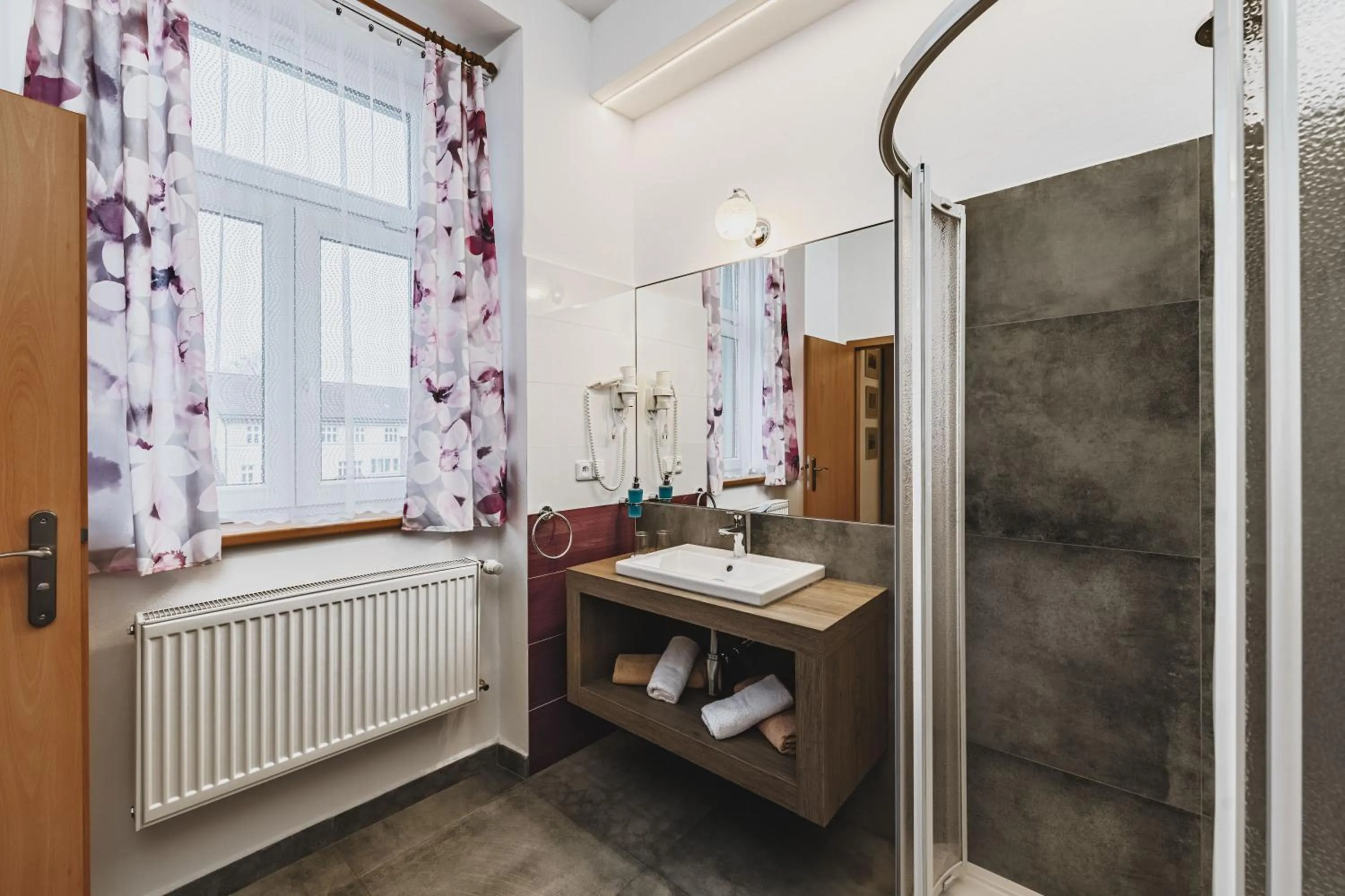 Shower in Grand Tábor