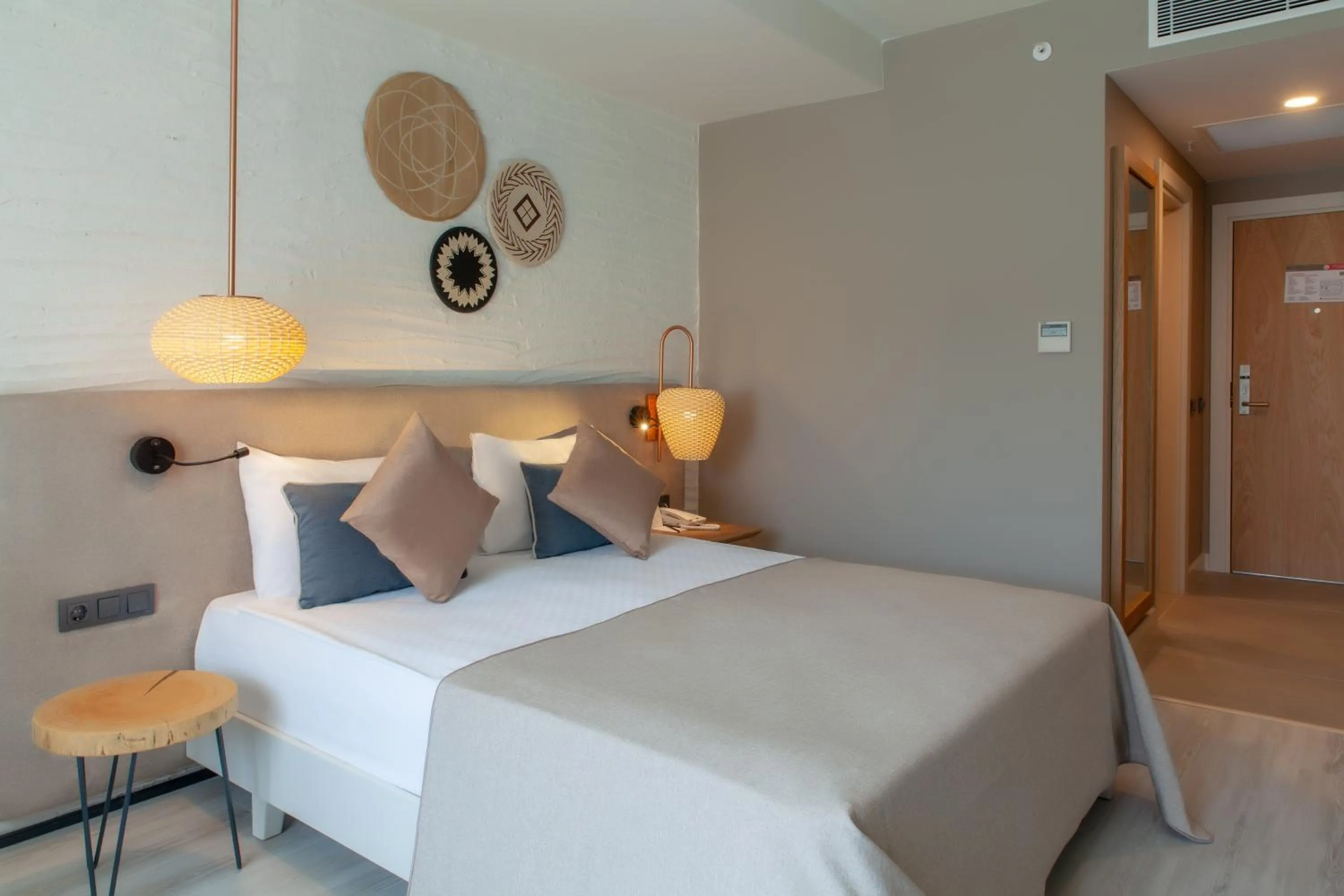 Photo of the whole room, Bed in Side Royal Style Hotel