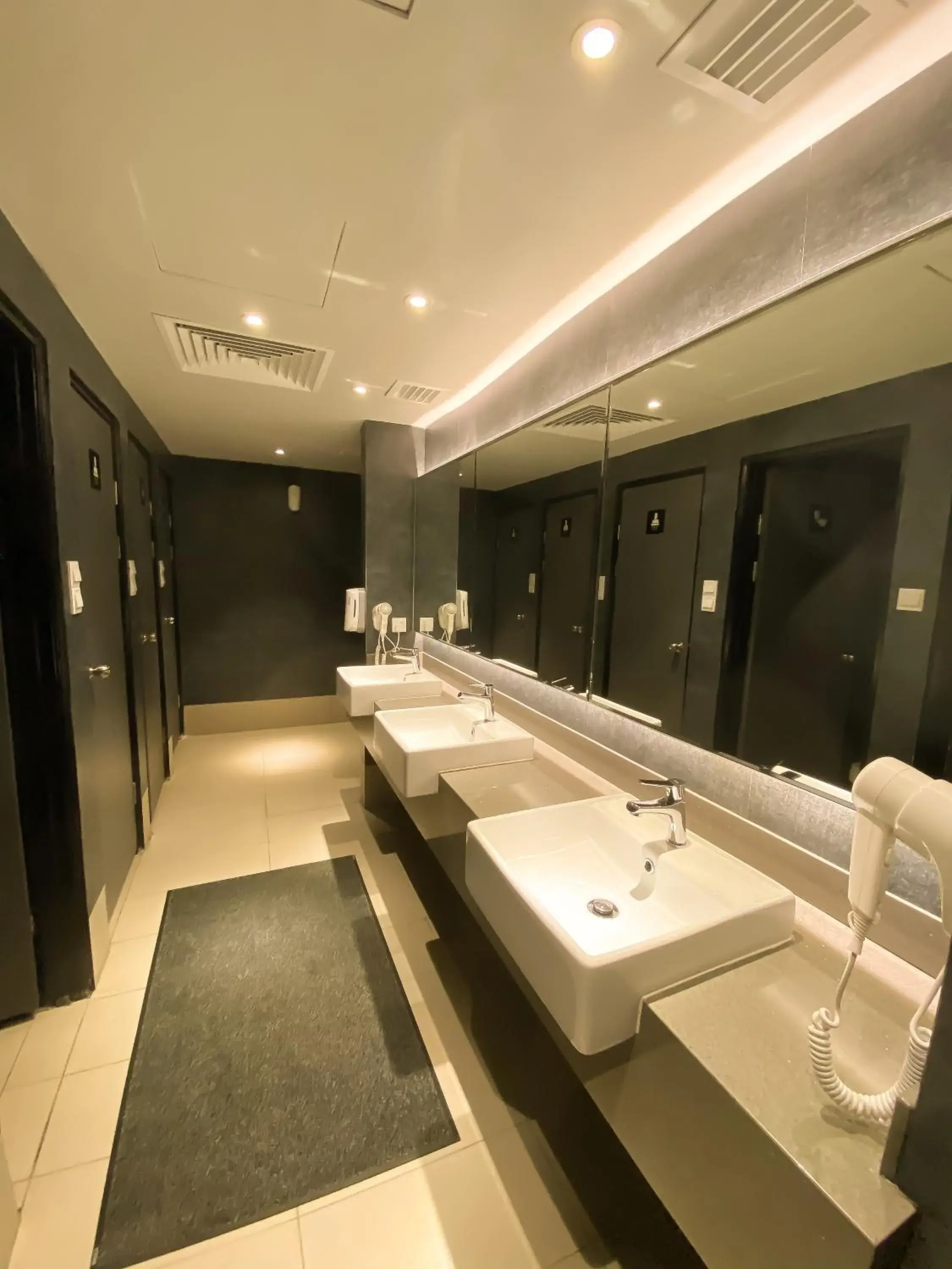 Bed in 4-Bed Female Dormitory Room with Shared Bathroom (No Window) in TOOJOU Kota Kinabalu Bed in 4-Bed Female Dormitory Room with Shared Bathroom (No Window) in TOOJOU Kota Kinabalu