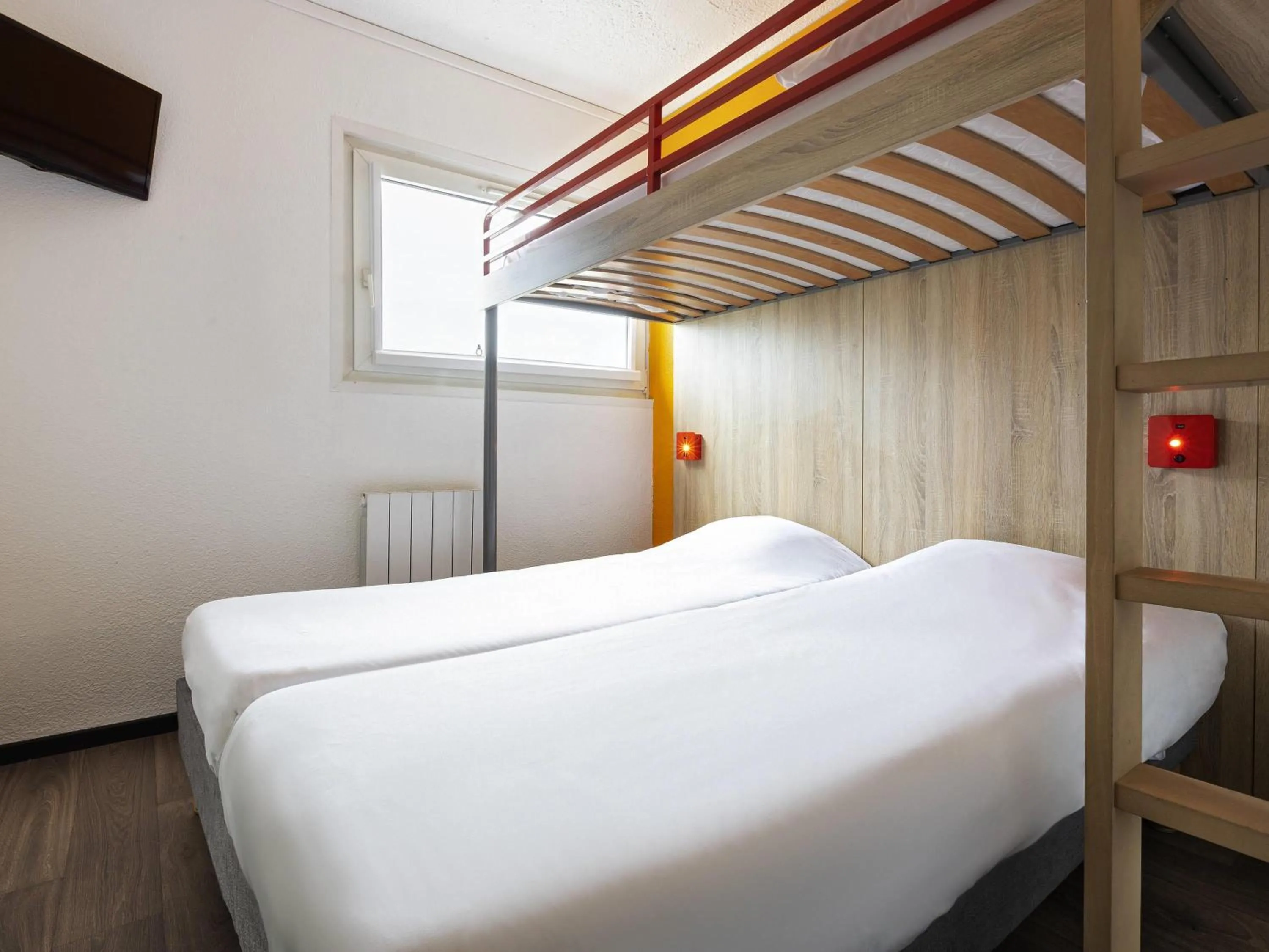 Bedroom, Bed in Hôtel F1 Reims Tinqueux