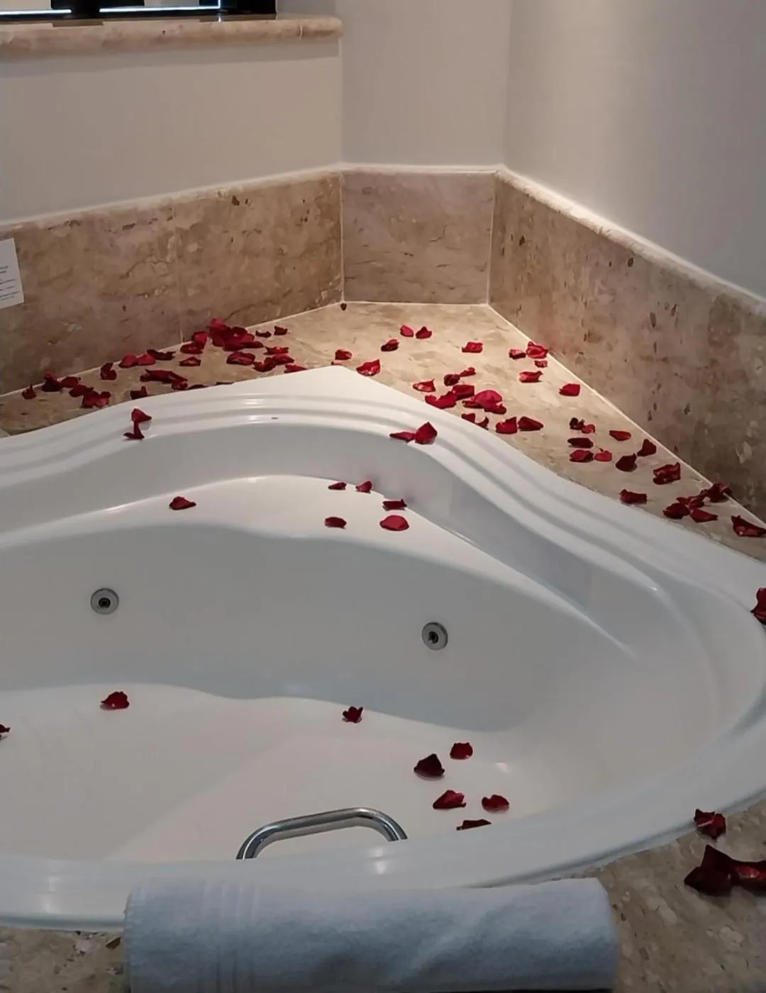 Hot Tub in Faro Hotel Taubaté