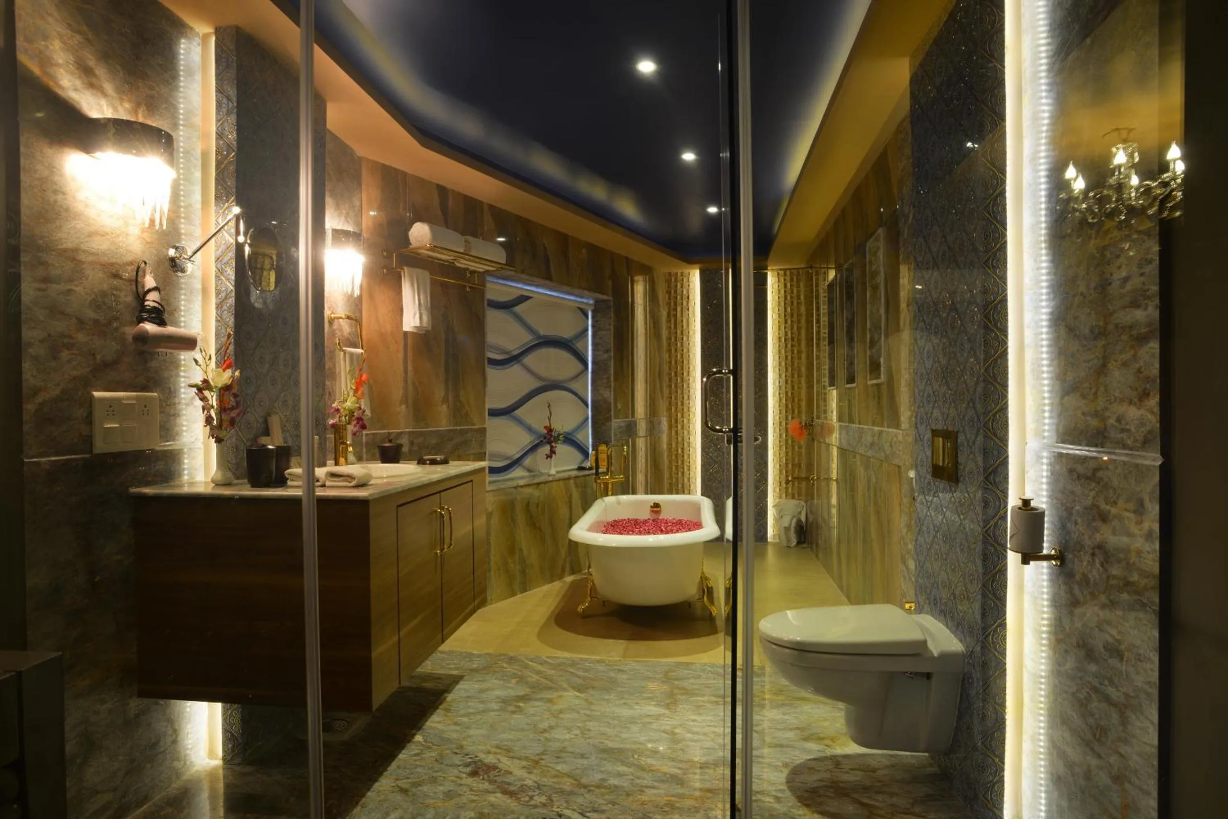 Shower in Heritage Khirasara Palace