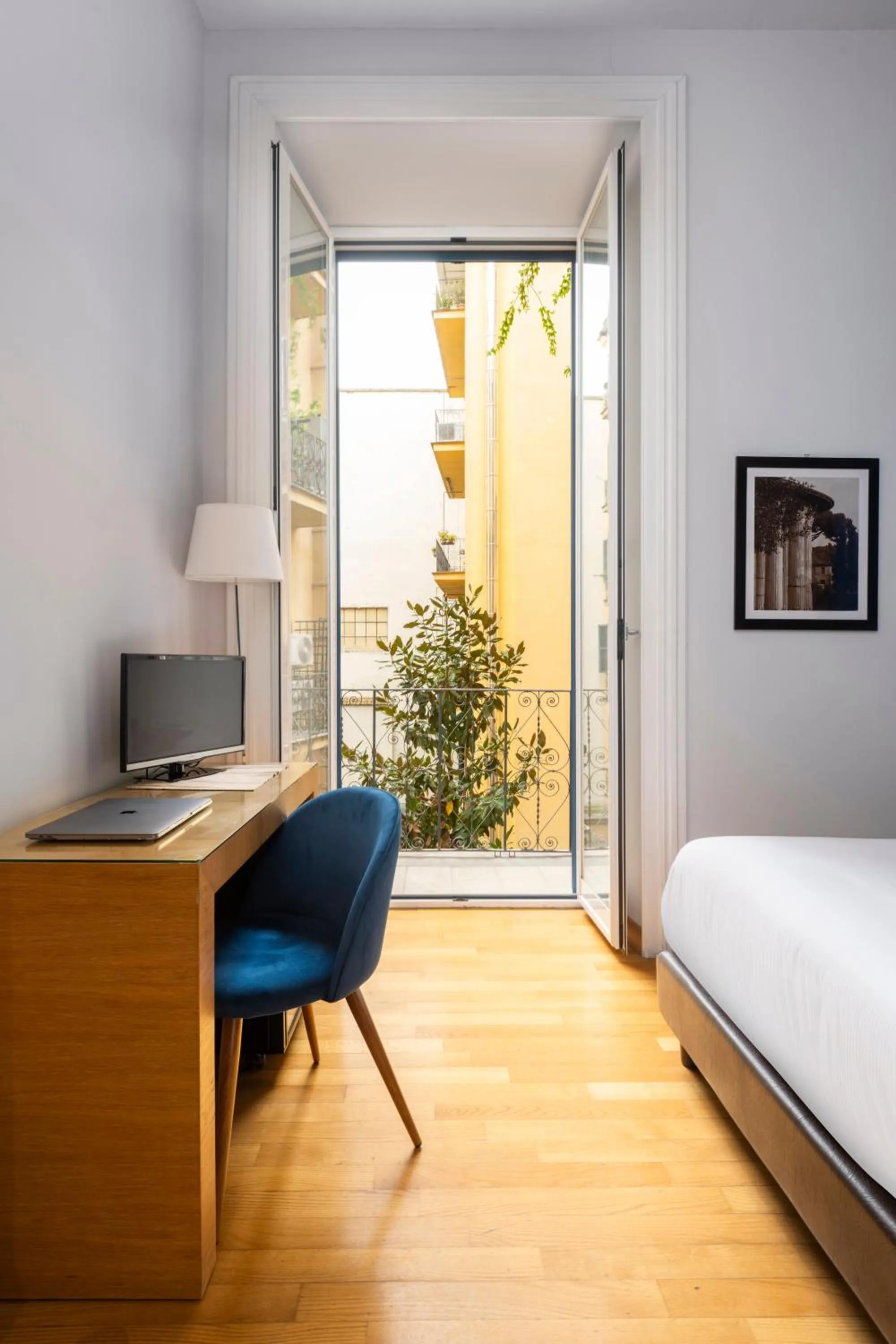 TV and multimedia, Bed in Sky Blue Place Rome