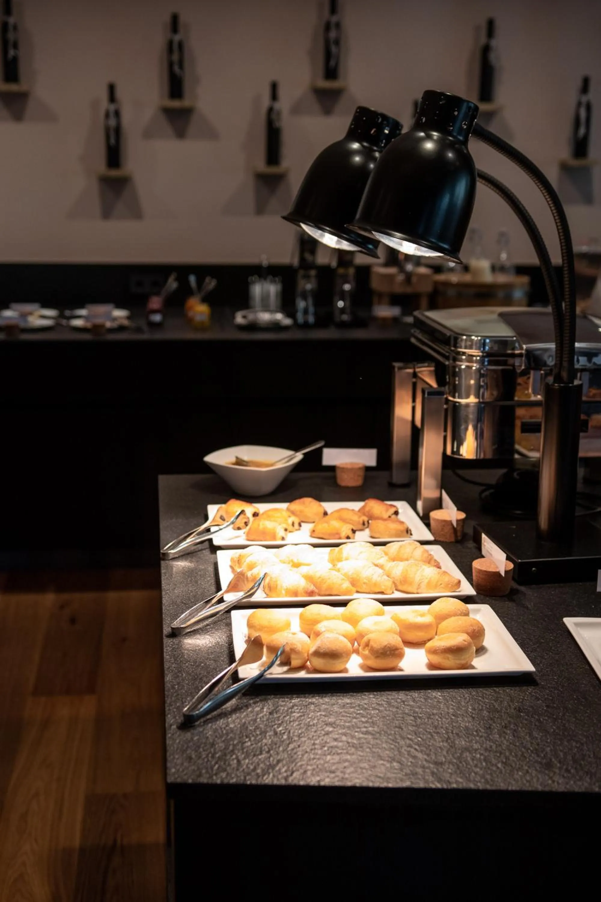 Restaurant/places to eat in Hotel Royal