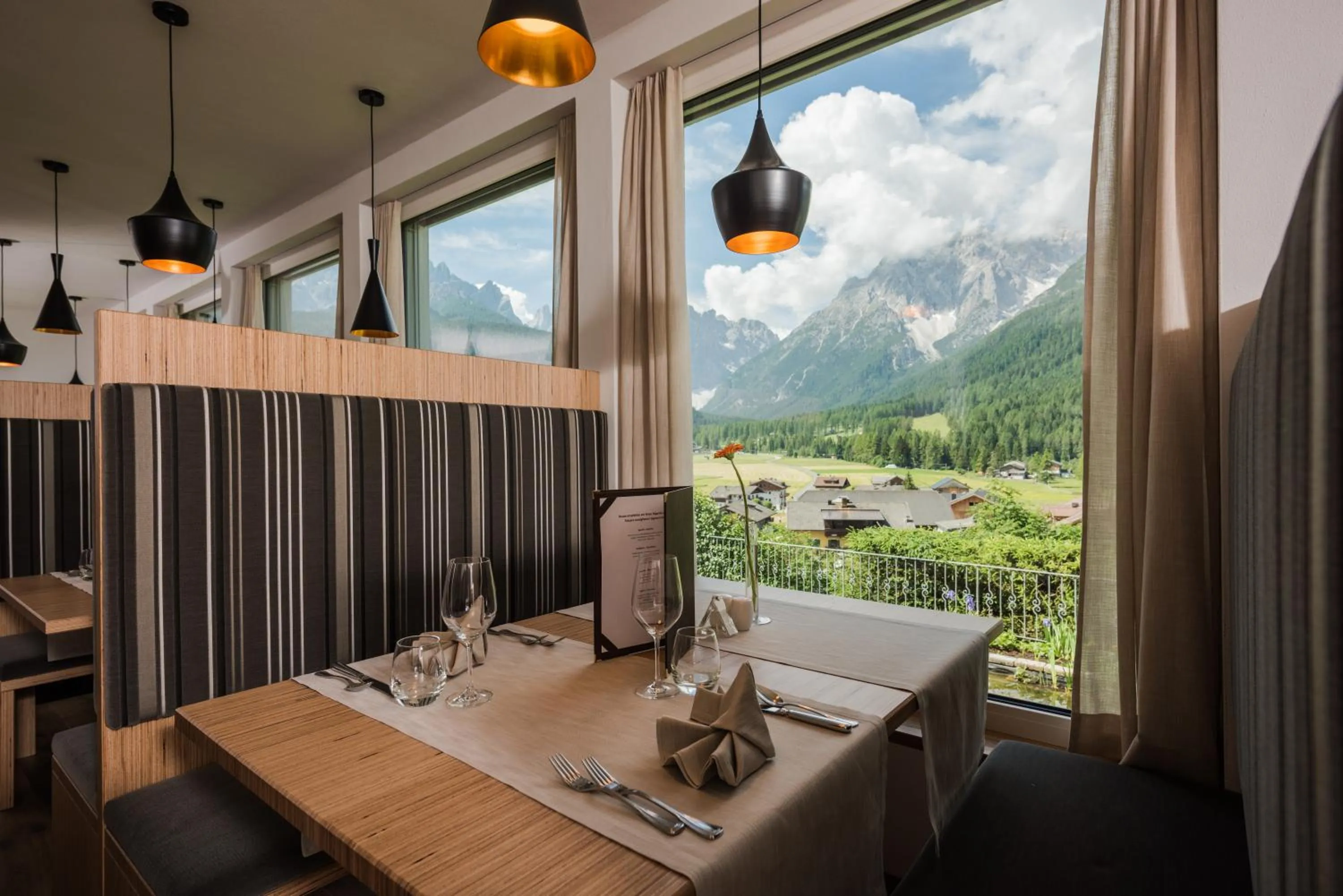 Restaurant/places to eat in Hotel Royal