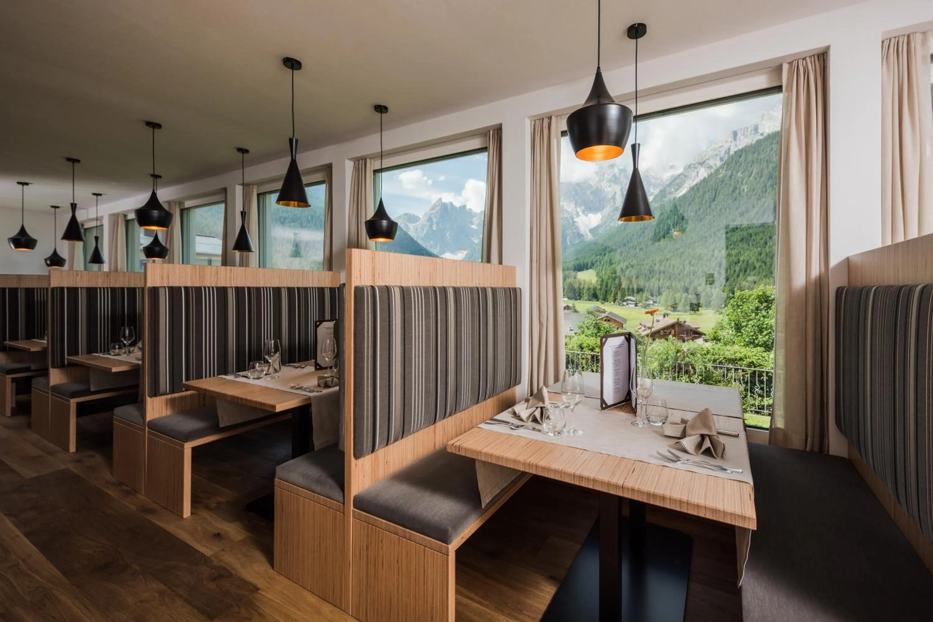 Restaurant/places to eat in Hotel Royal