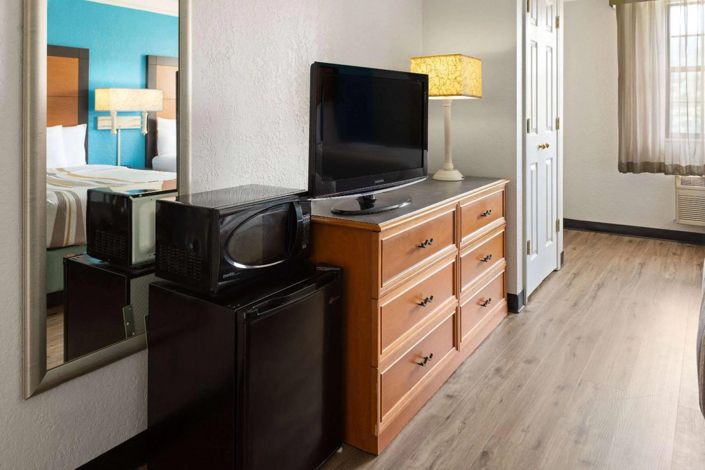 Photo of the whole room, Bed in La Quinta Inn by Wyndham Pittsburgh Airport