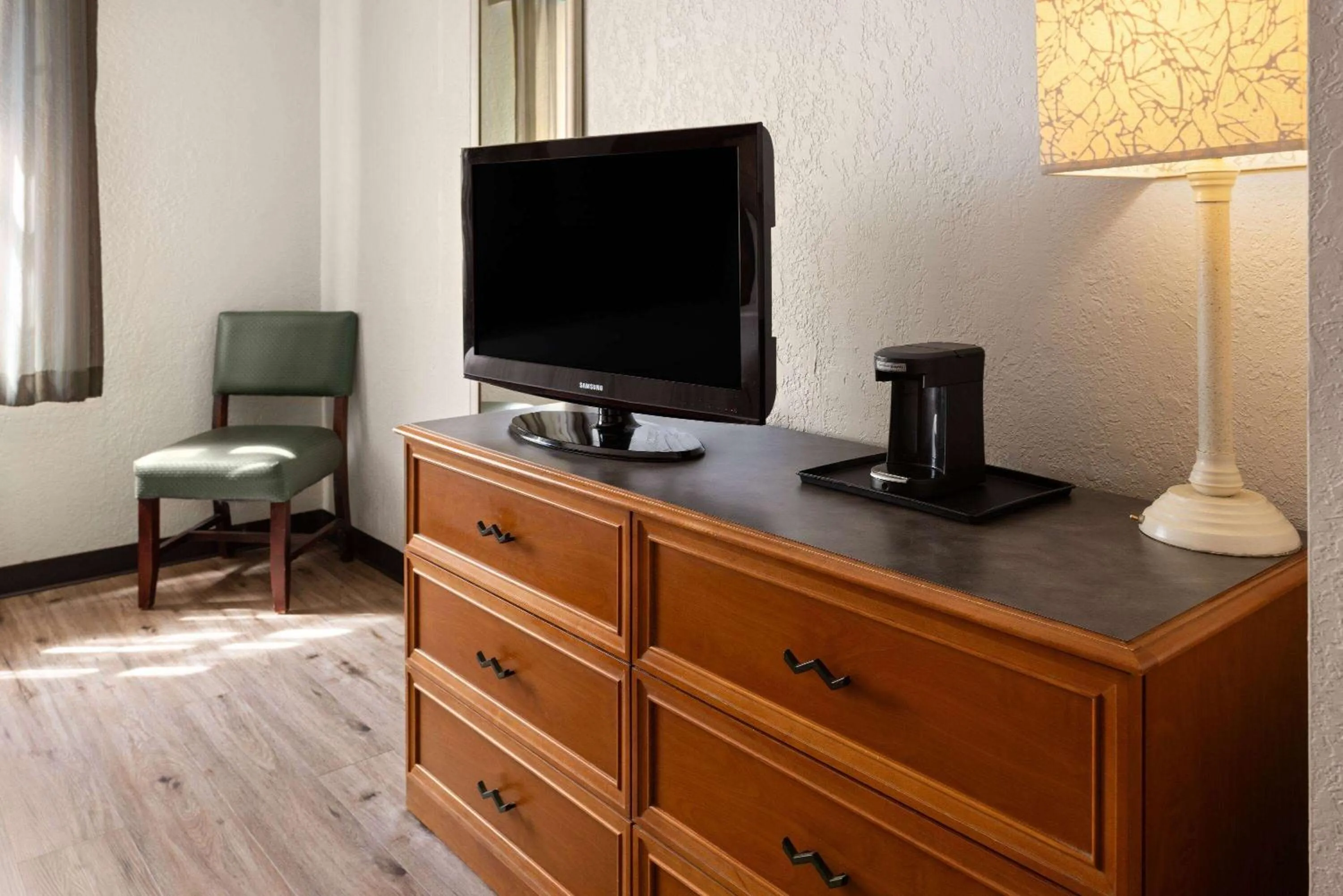 Photo of the whole room in La Quinta Inn by Wyndham Pittsburgh Airport