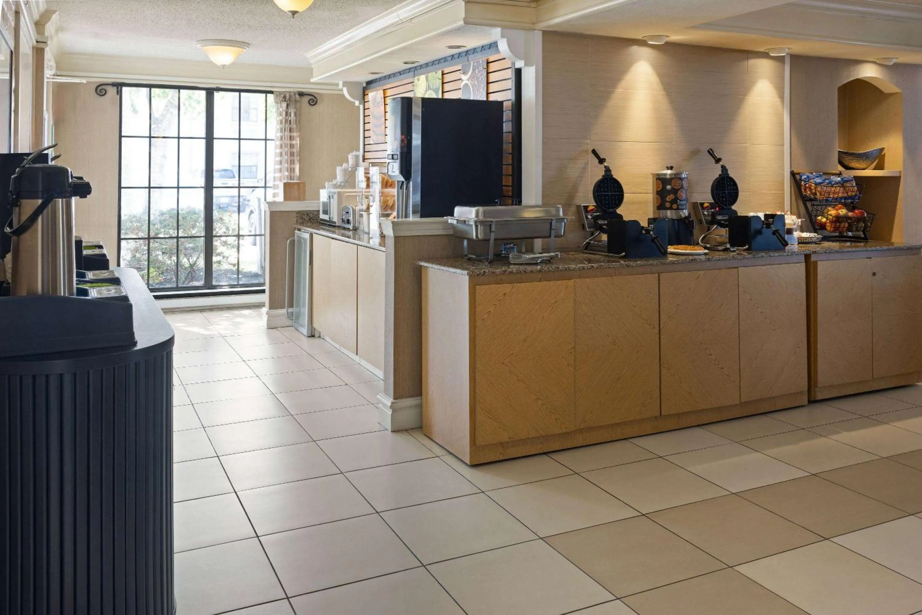 Breakfast in La Quinta Inn by Wyndham Pittsburgh Airport