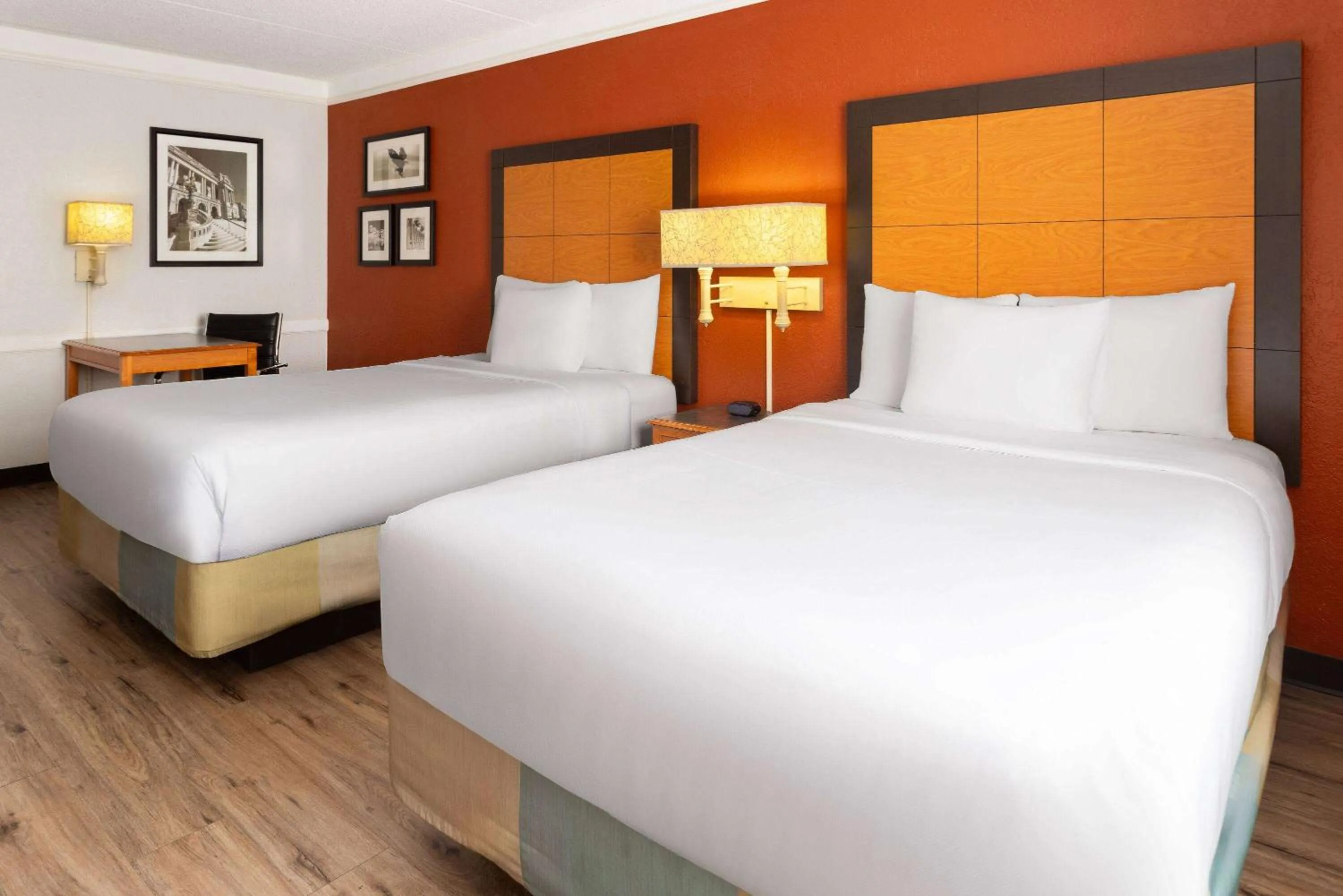 Photo of the whole room, Bed in La Quinta Inn by Wyndham Pittsburgh Airport