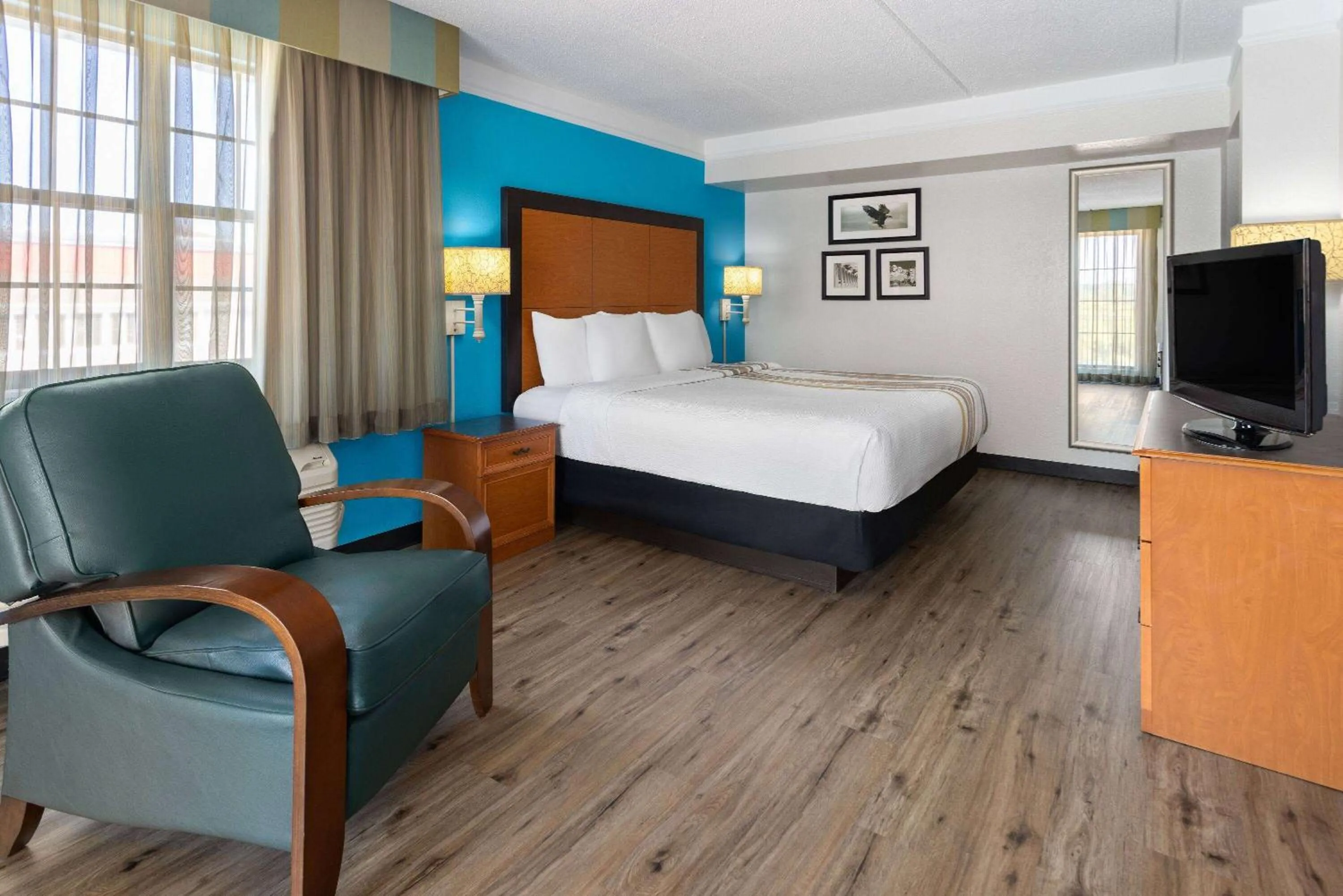 Photo of the whole room, Bed in La Quinta Inn by Wyndham Pittsburgh Airport
