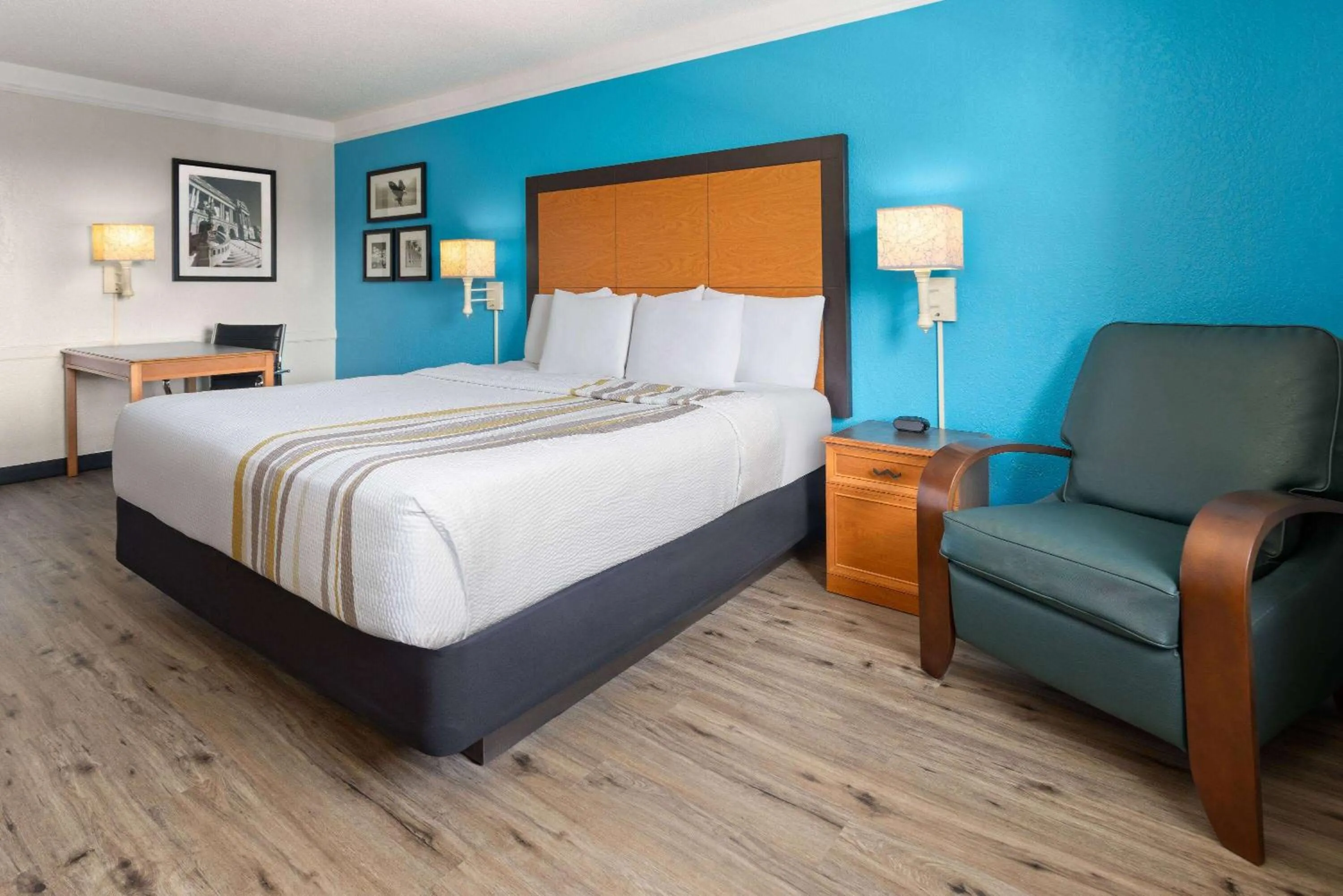 Photo of the whole room, Bed in La Quinta Inn by Wyndham Pittsburgh Airport